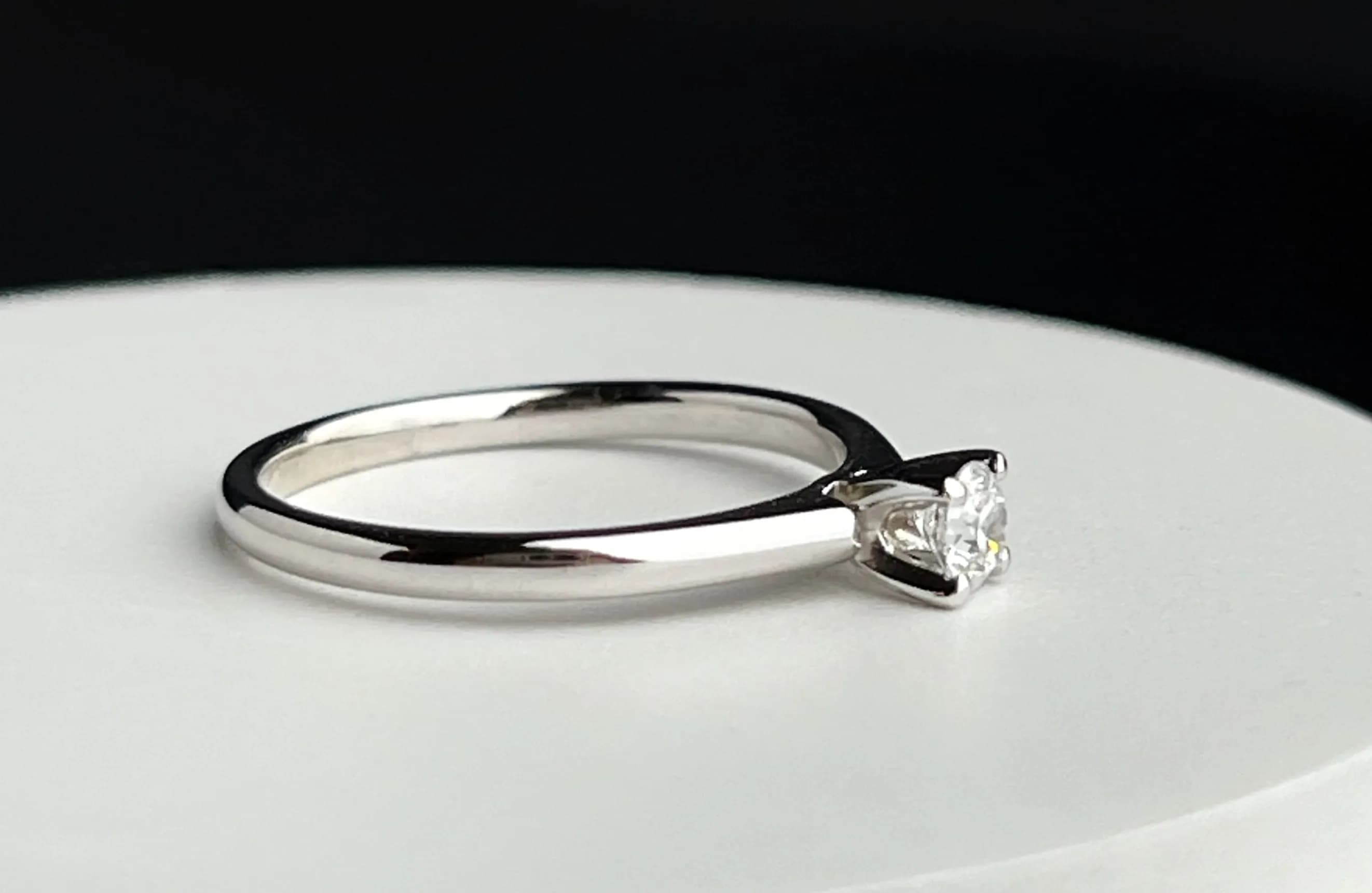 Каблучка з діамантом "Only you"  з білого золота 213-0293/3.6/020 (16)