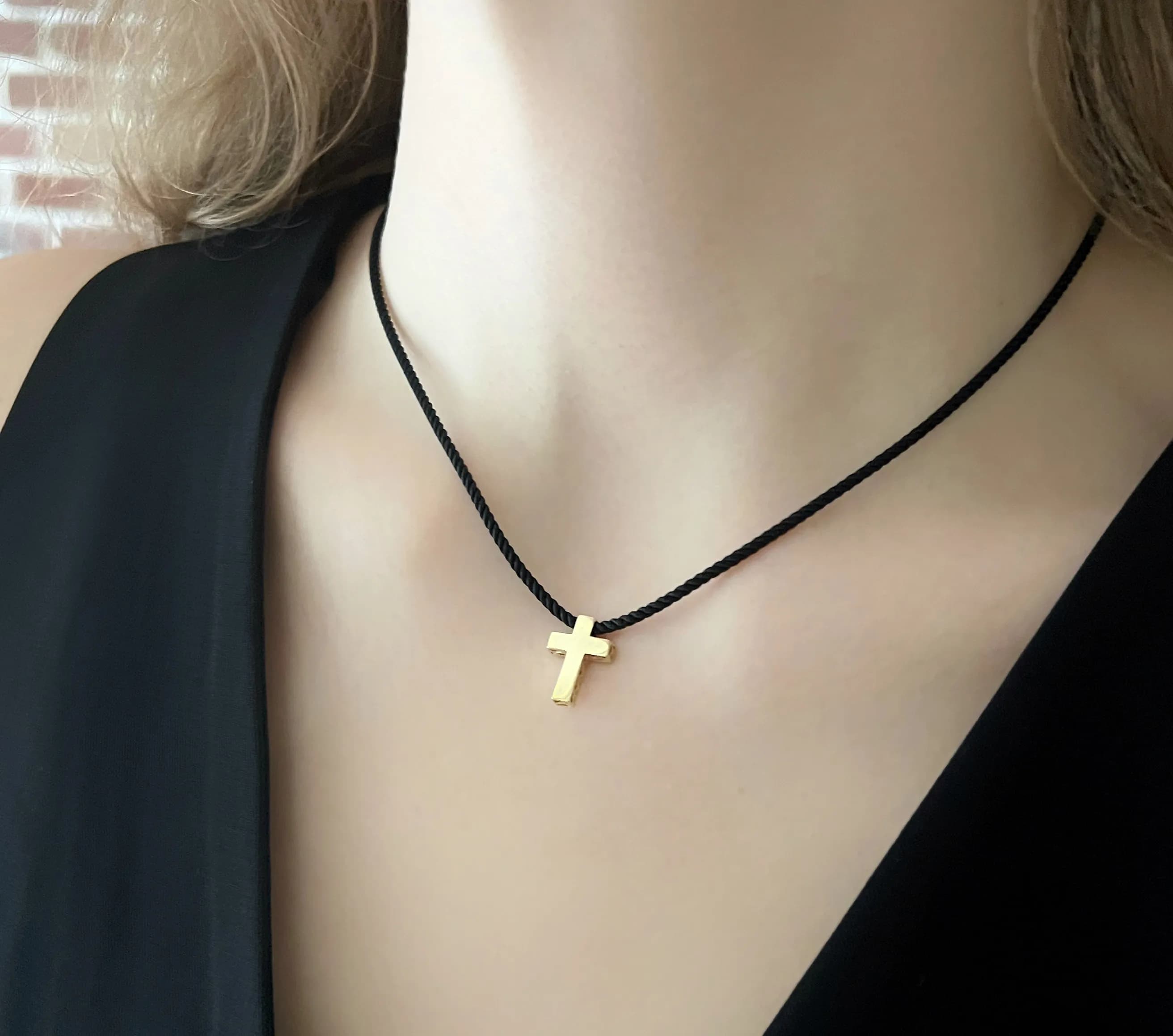 Хрестик з шовковим шнурком з жовтого золота 405-0748,01 silk