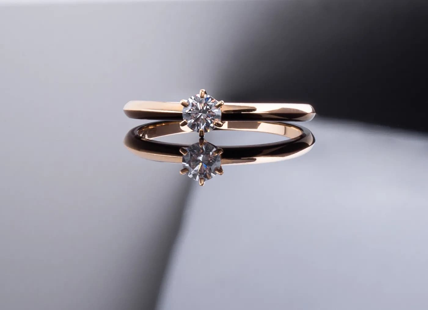 Каблучка з діамантом ``Diamond`s forever`` з червоного золота 113-0379/40 (15,5)