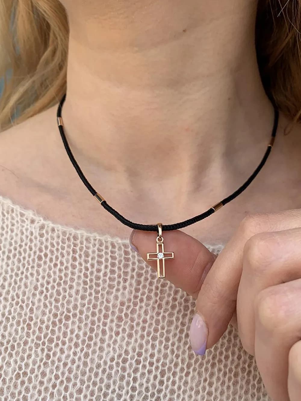 Хрестик з діамантом "Цілунок неба" з червоного золота 115-0704