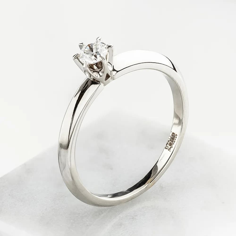 Каблучка з діамантом ``Diamond`s forever`` з білого золота 213-0379/3,3 (16,5)