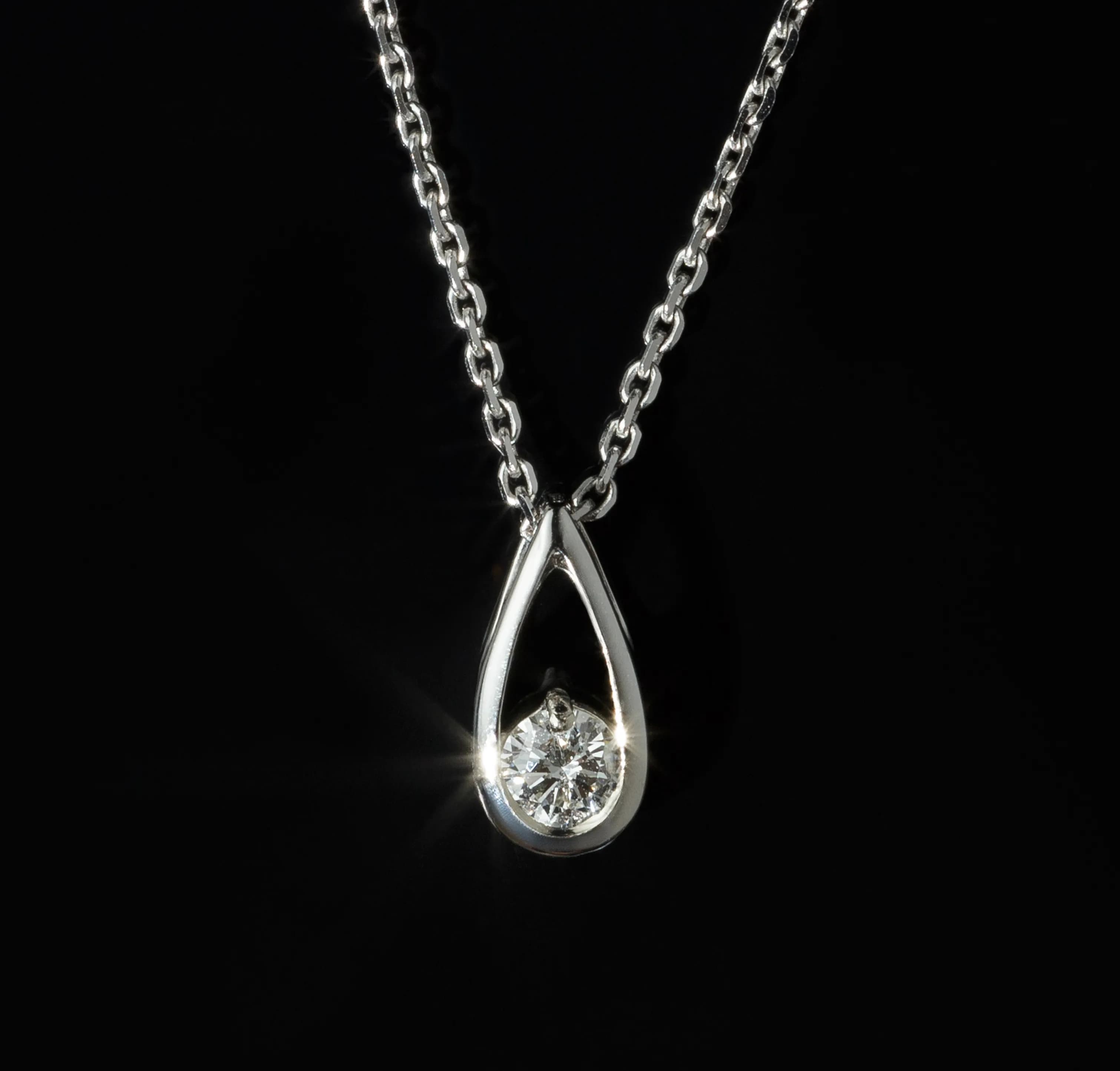 Підвіска з діамантом "Капля" з білого золота 215-0963