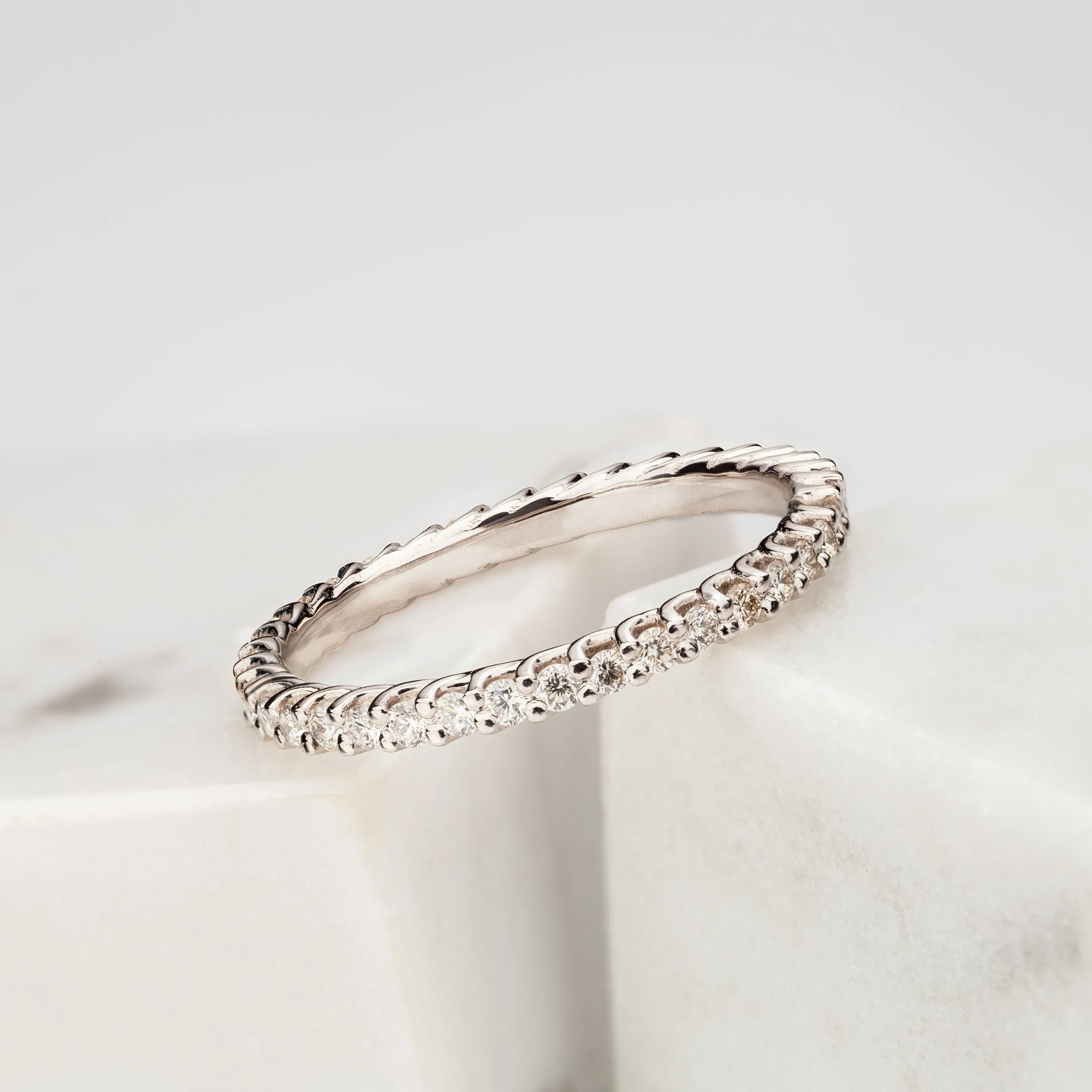 Перстень-доріжка з діамантами "Wave" з білого золота