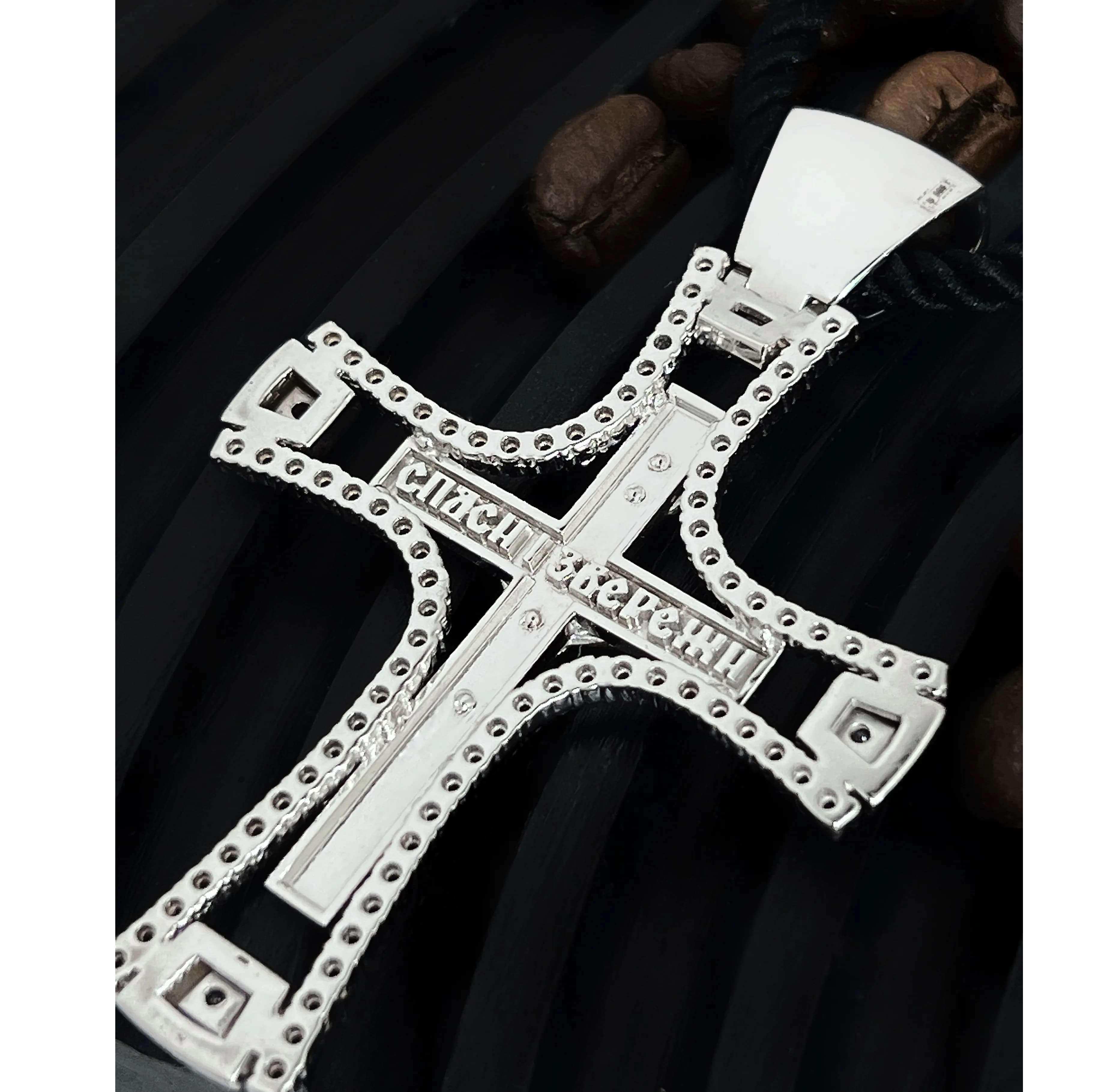 Хрест "Deo Gratis" з діамантами з білого золота 225-0776