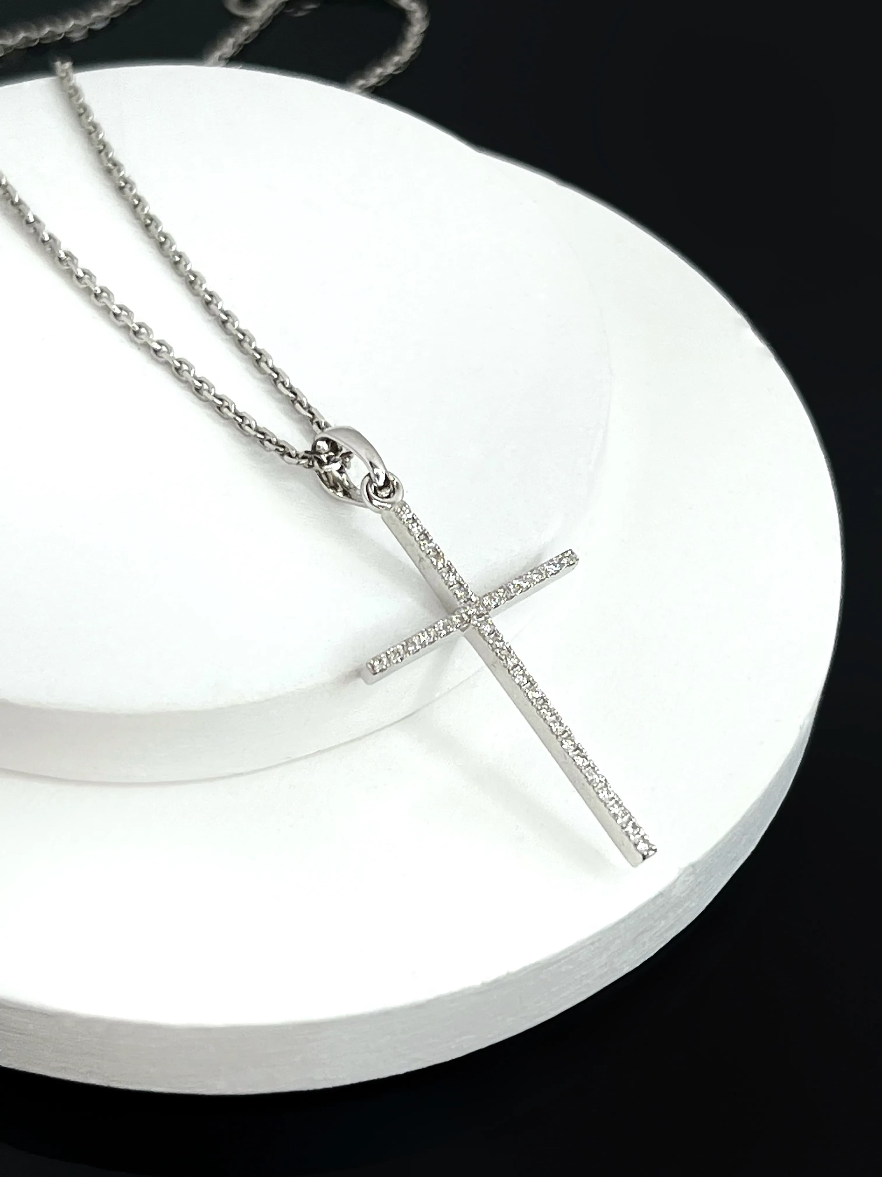Хрестик з діамантами з білого золота 225-0894