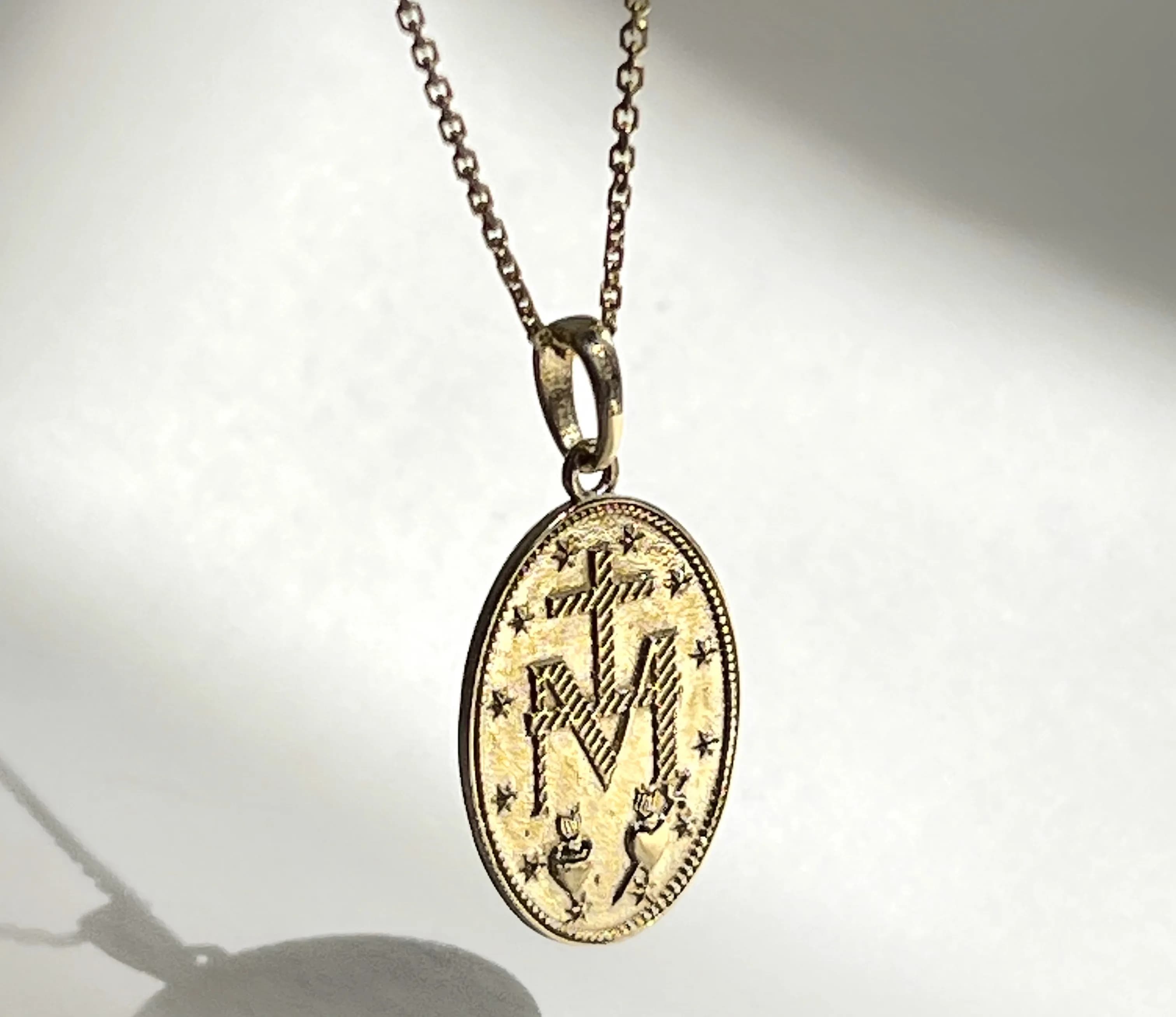 Медальйон Матері Божої Непорочного Зачаття з жовтого золота