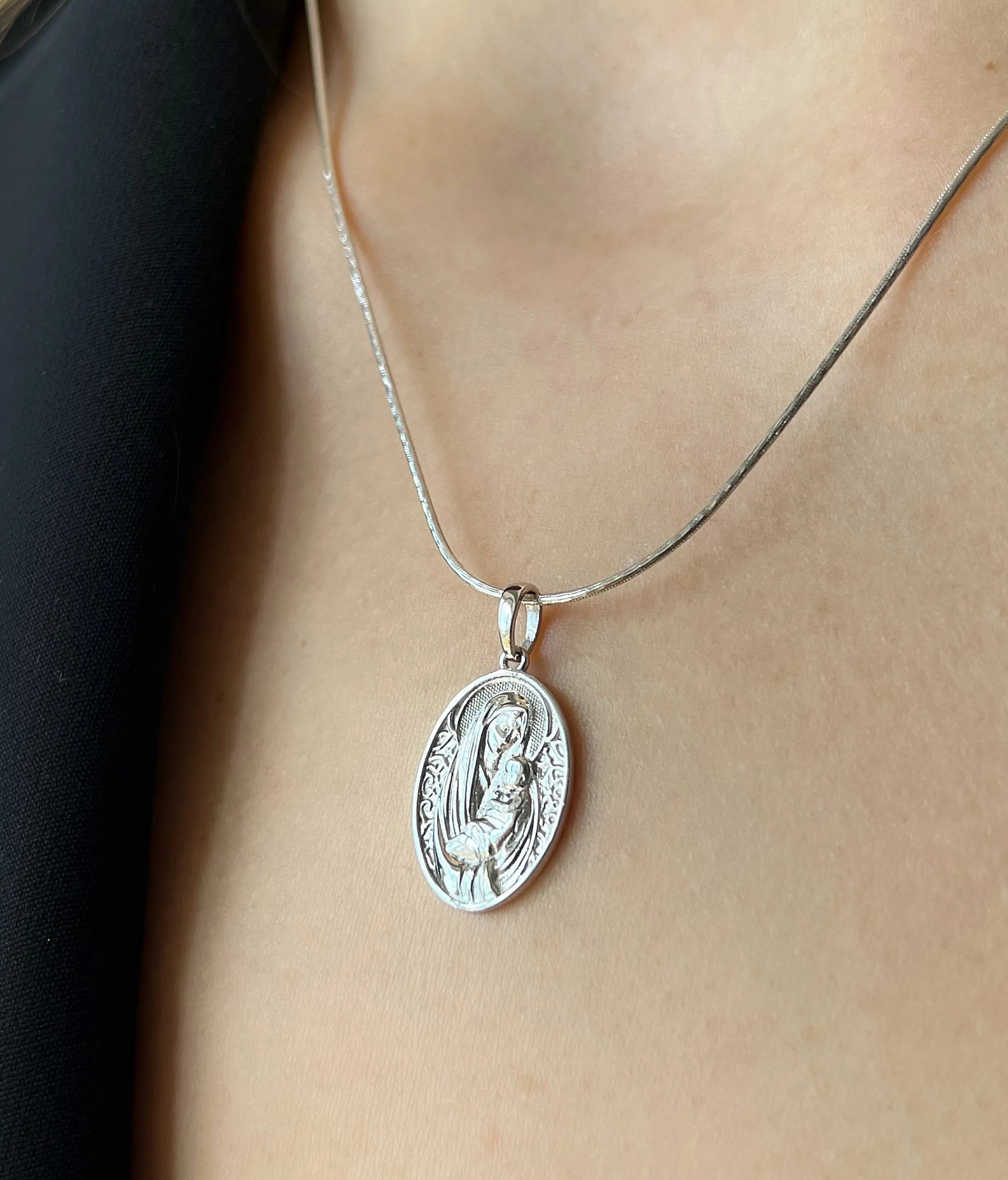 Медальон Богородиці з молитвою Псалом 90 з білого золота