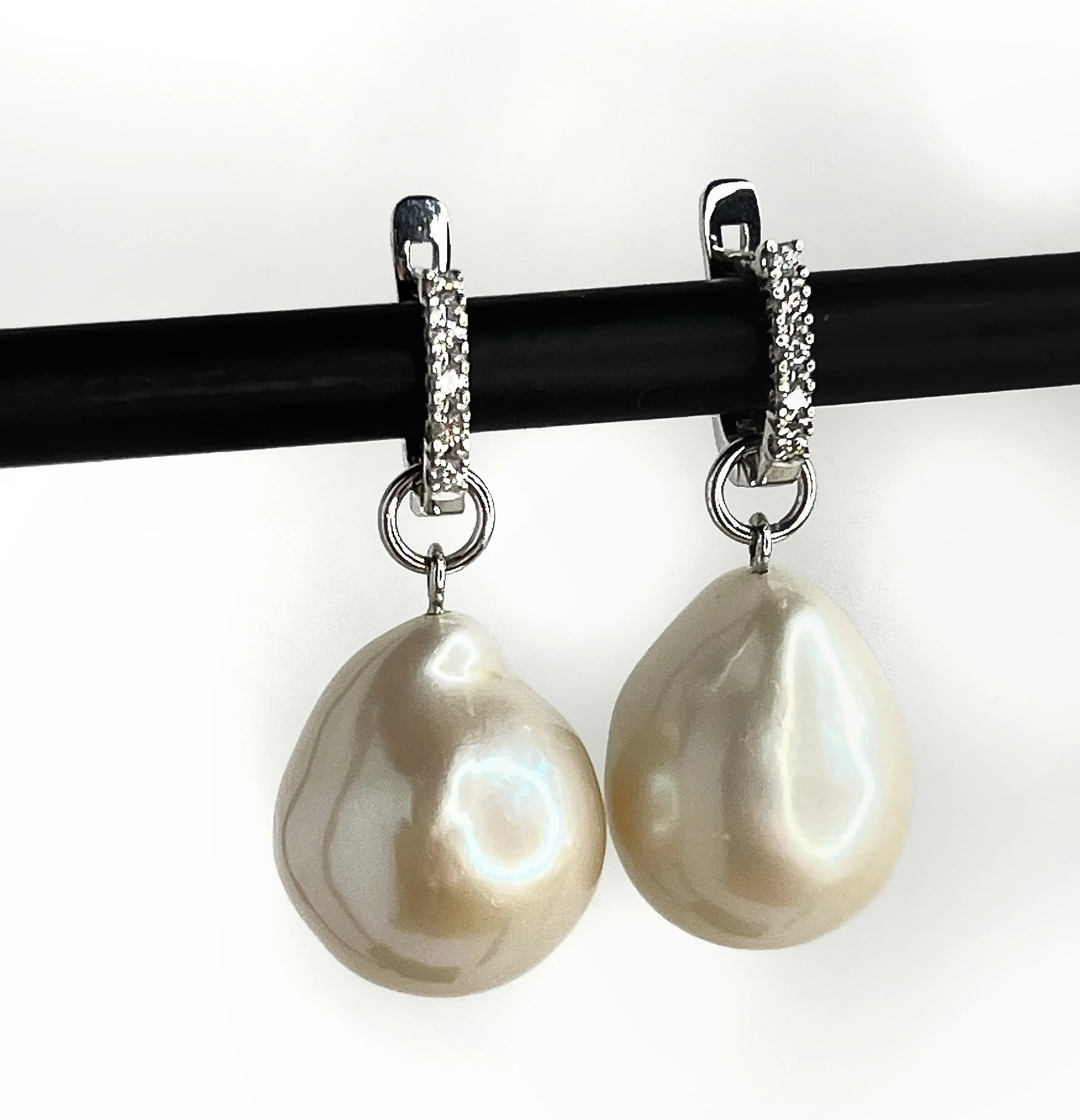 Сережки з перлинами барокко та дімантами з білого золота