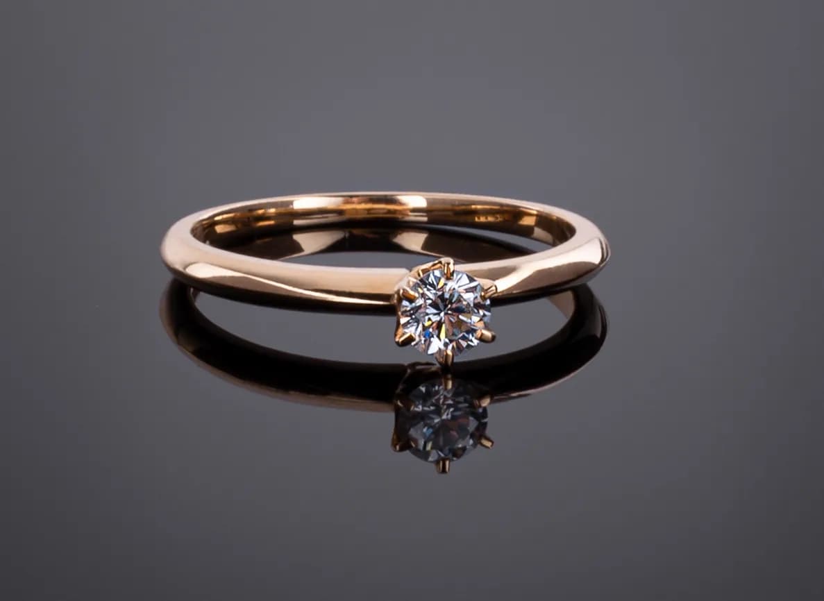 Каблучка з діамантом ``Diamond`s forever`` з червоного золота 113-0379/4.3 (17,5)