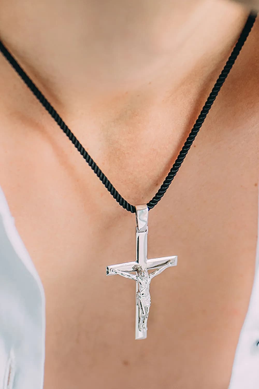 Хрестик з розп'яттям з комбінованого золота 305-0911