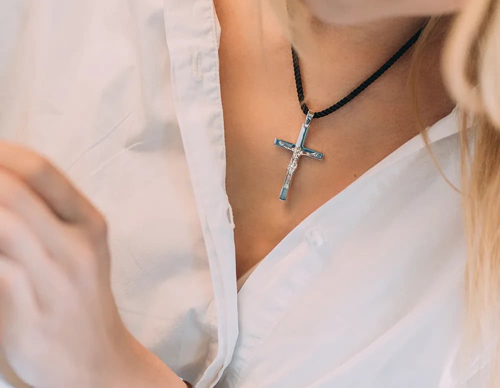 Хрестик з розп'яттям з комбінованого золота 305-0911