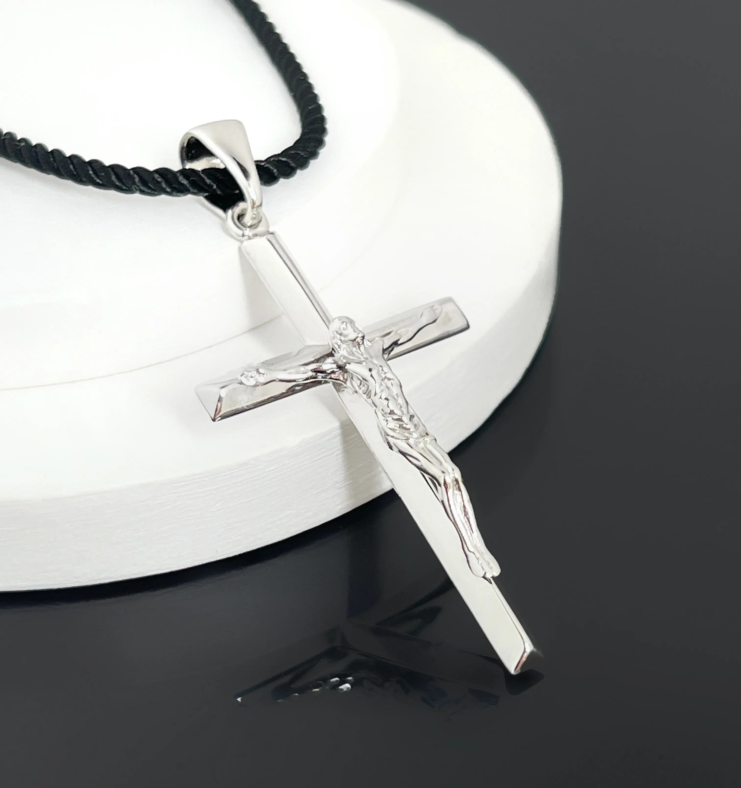 Хрестик з розп'яттям з білого золота 205-0902