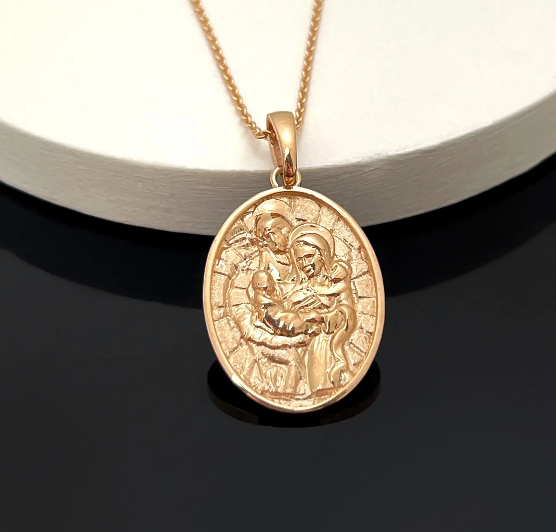 Медальйон Свята родина з червоного золота Свята Родина P1