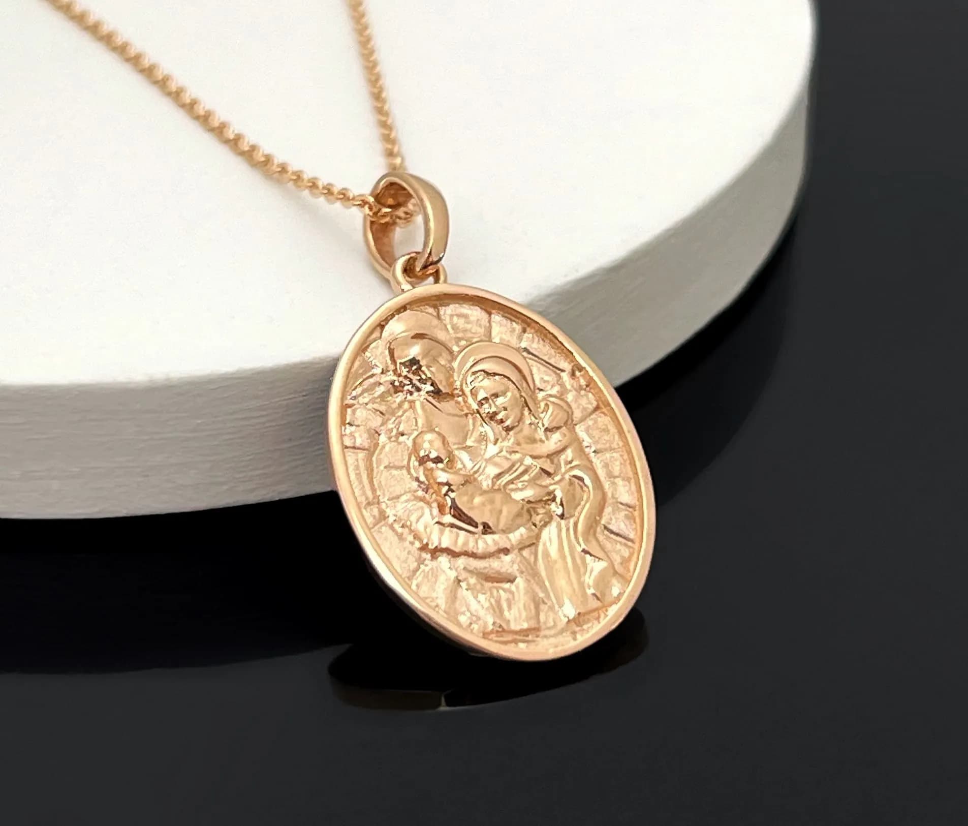 Медальйон Свята родина з червоного золота Свята Родина P1