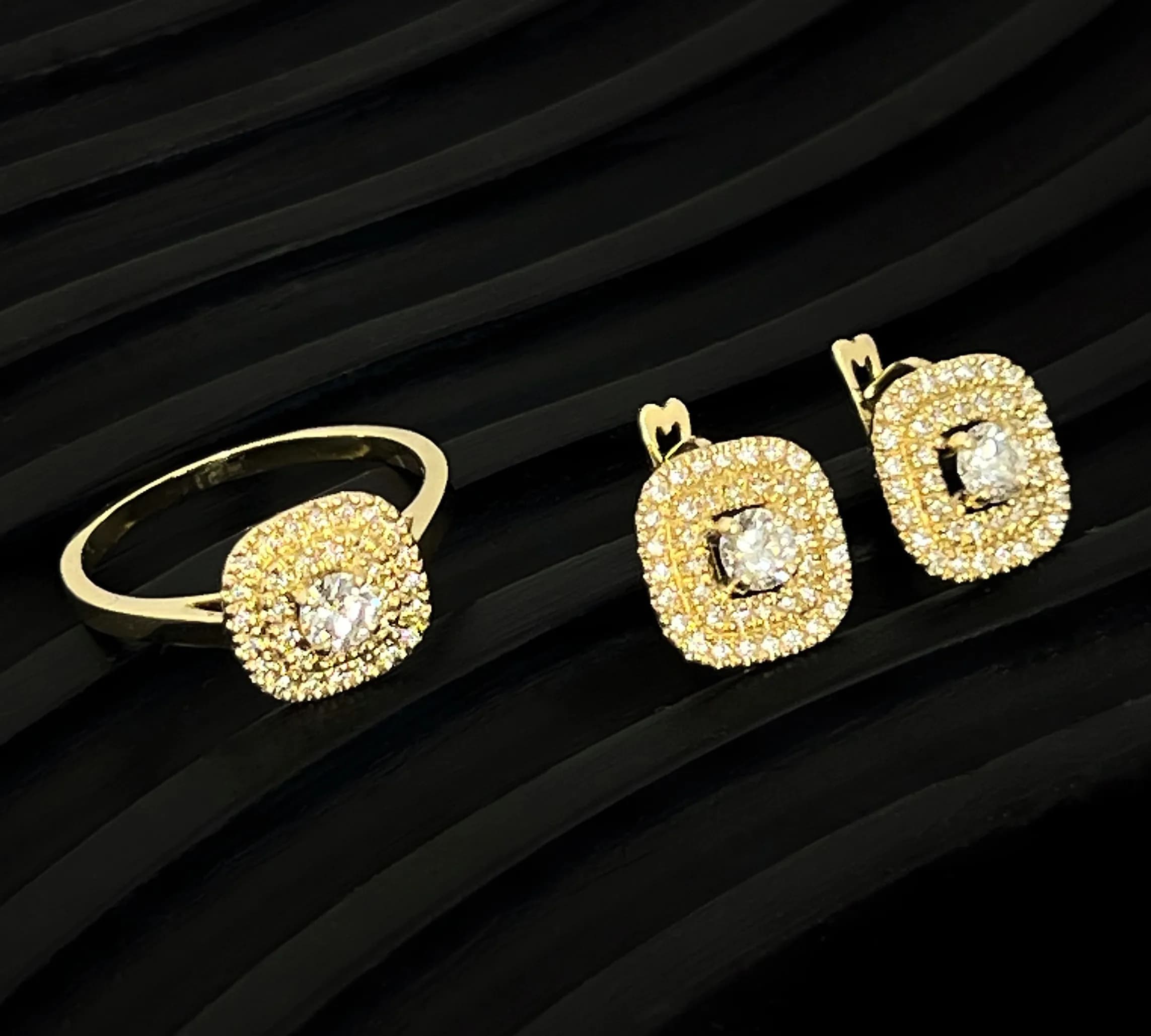 Каблучка з діамантами "Elizabeth" з жовтого золота (17,5)