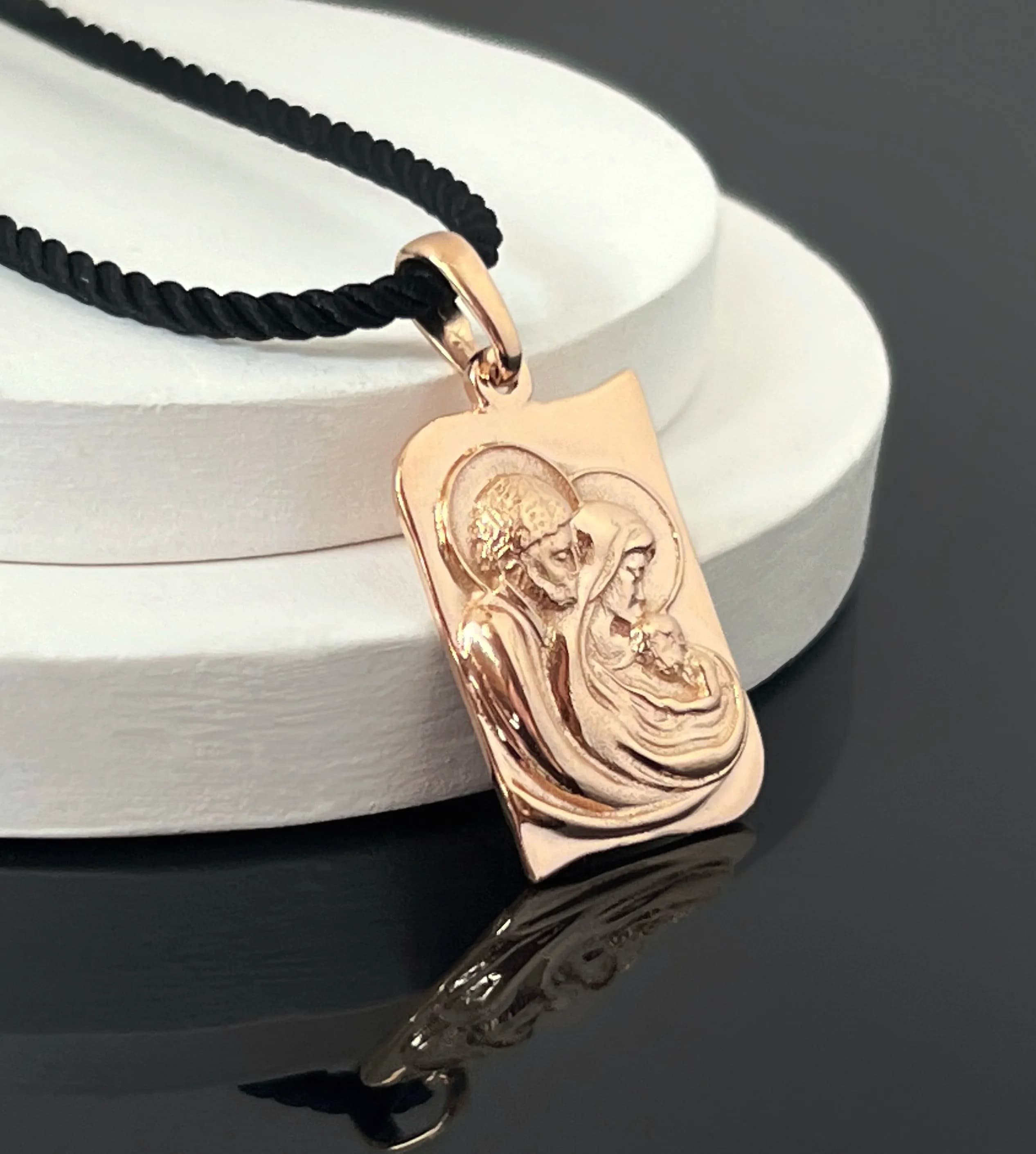 Медальйон Свята родина з червоного золота D P10-2644