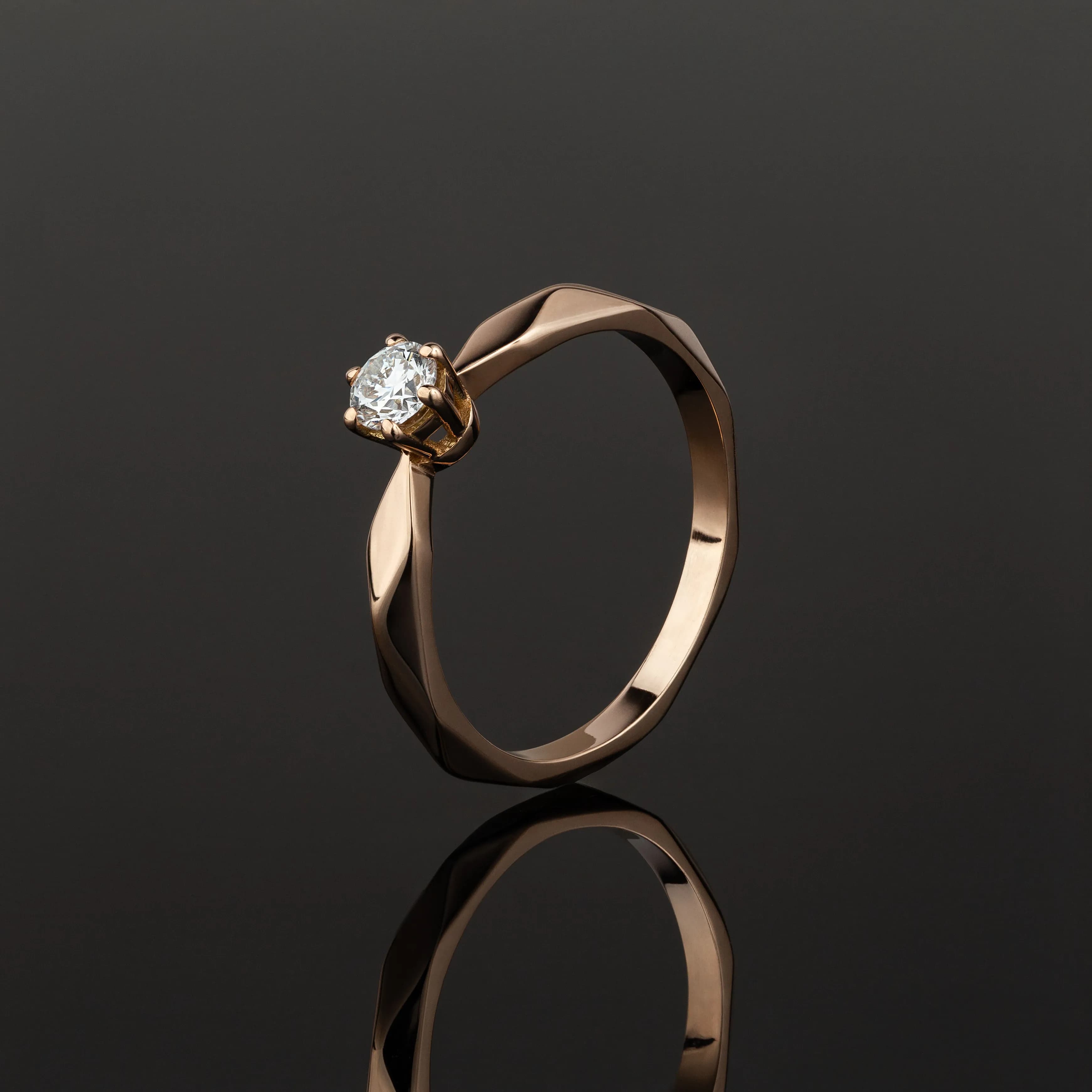 Каблучка з діамантом "Грані кохання" з червоного золота R11 3,6 018 (17,3)