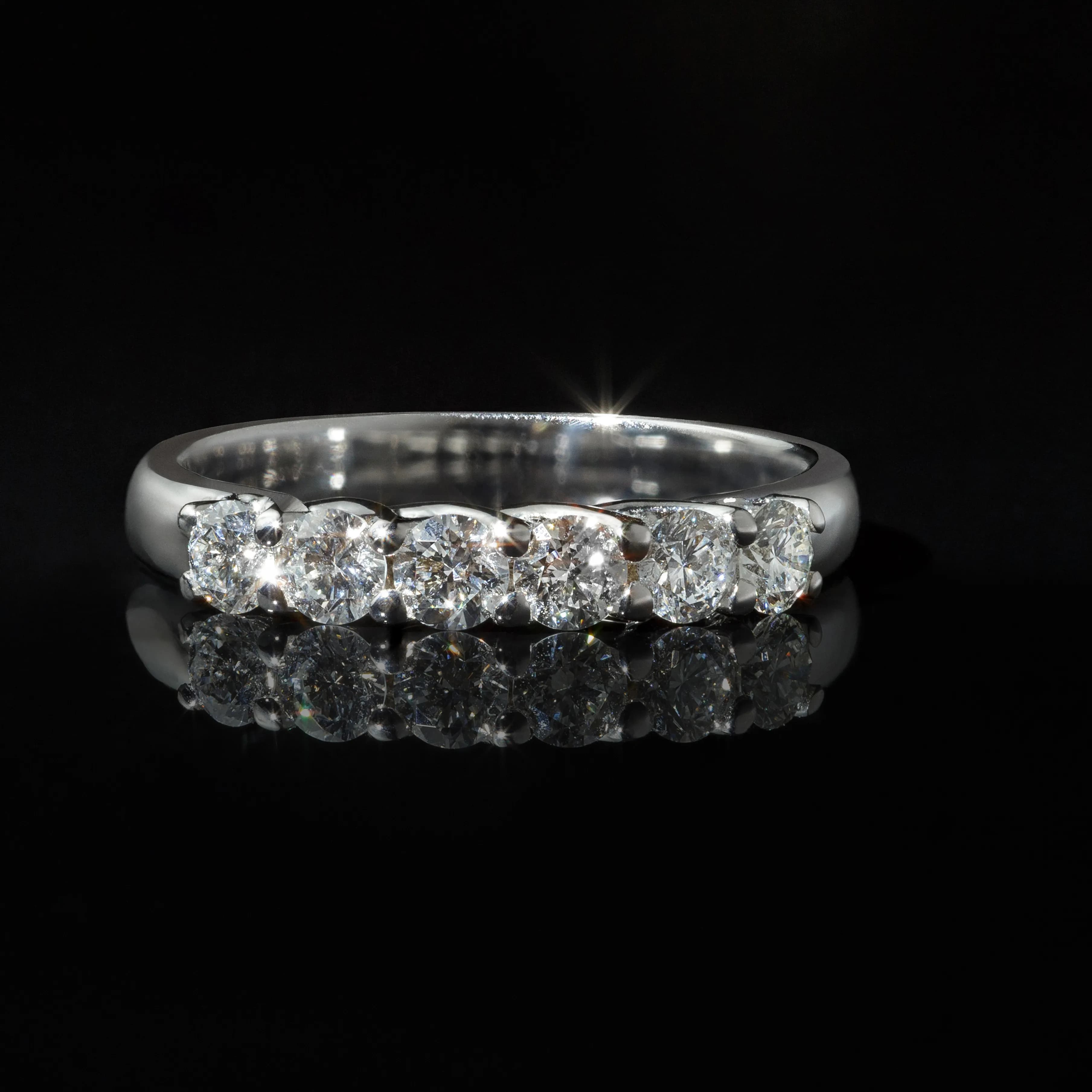 Перстень-доріжка з діамантами "Wave.03" з білого золота