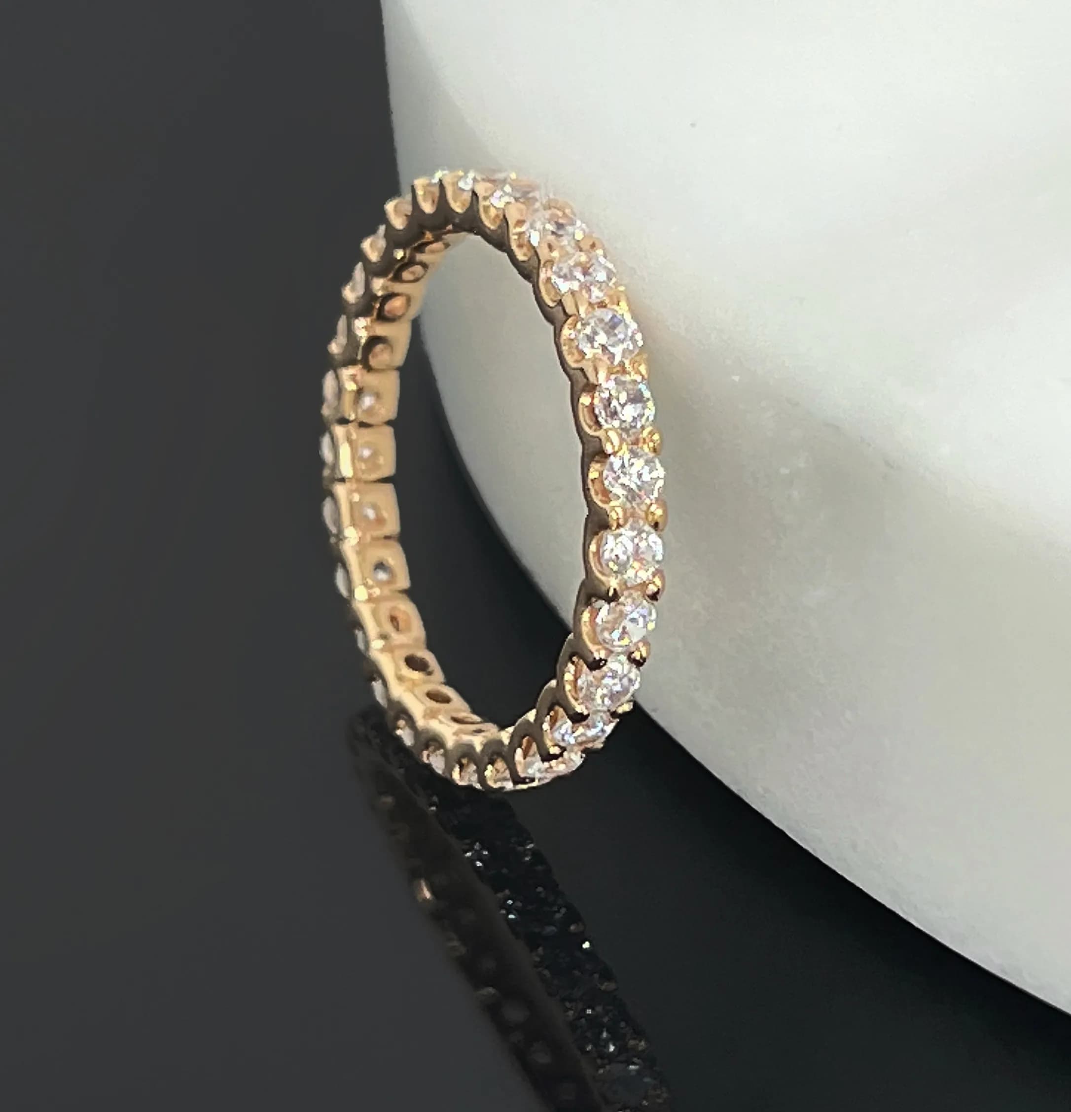 Перстень-доріжка з діамантами  "Around the world" з червоного золота 120-0218 (17,5)