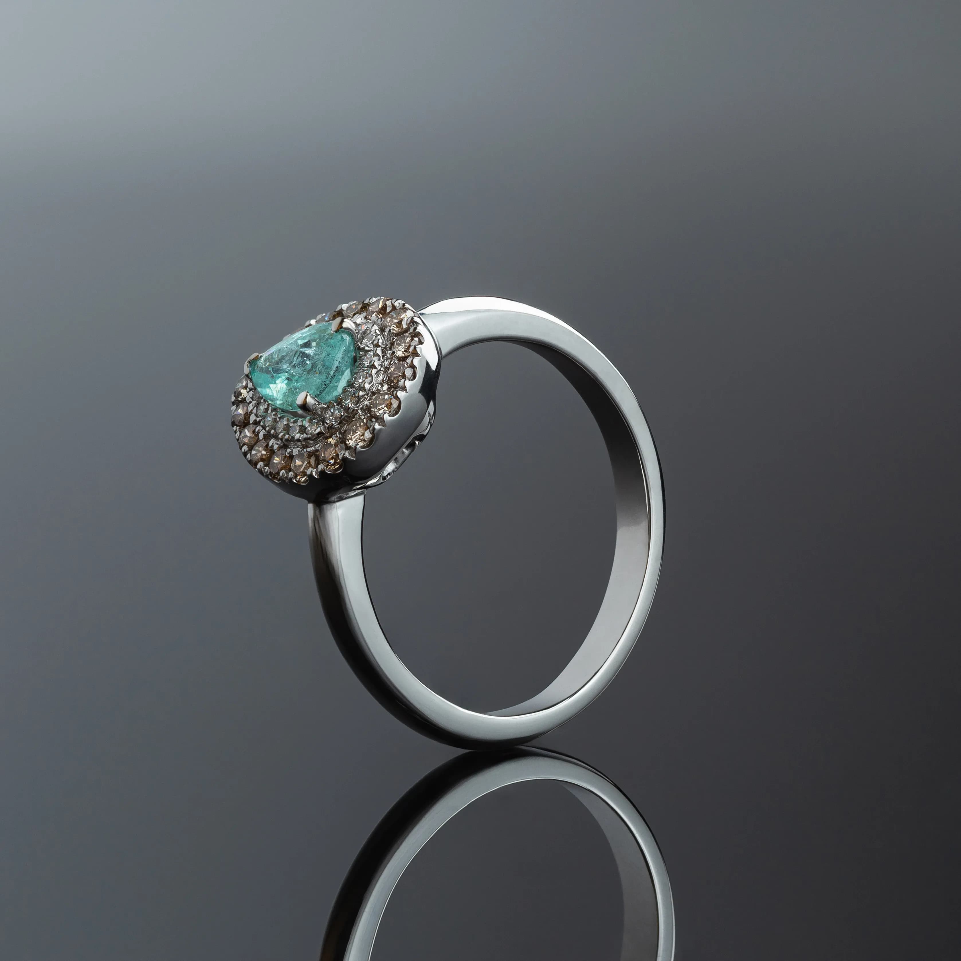 Каблучка з параїбою та коричневими діамантами "Braziliana" з білого золота