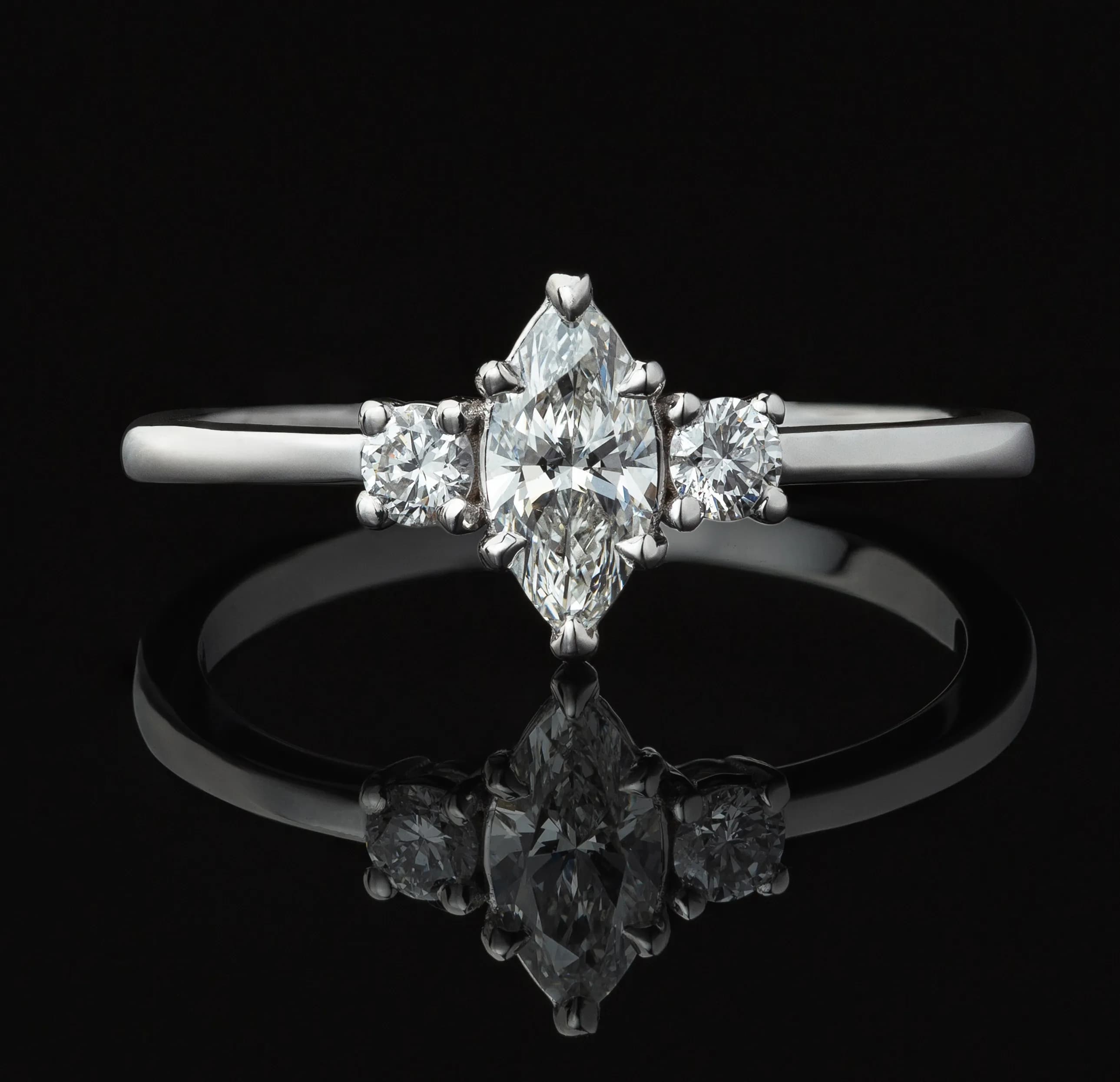 Каблучка "Мона Ліза" з діамантом огранування маркіз з білого золота 18k GIA