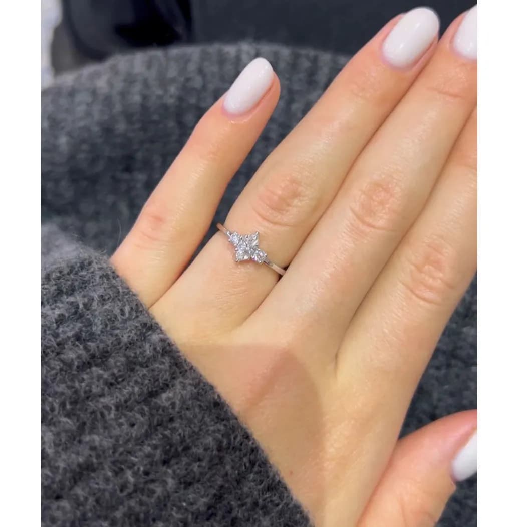 Каблучка "Мона Ліза" з діамантом огранування маркіз з білого золота 18k GIA