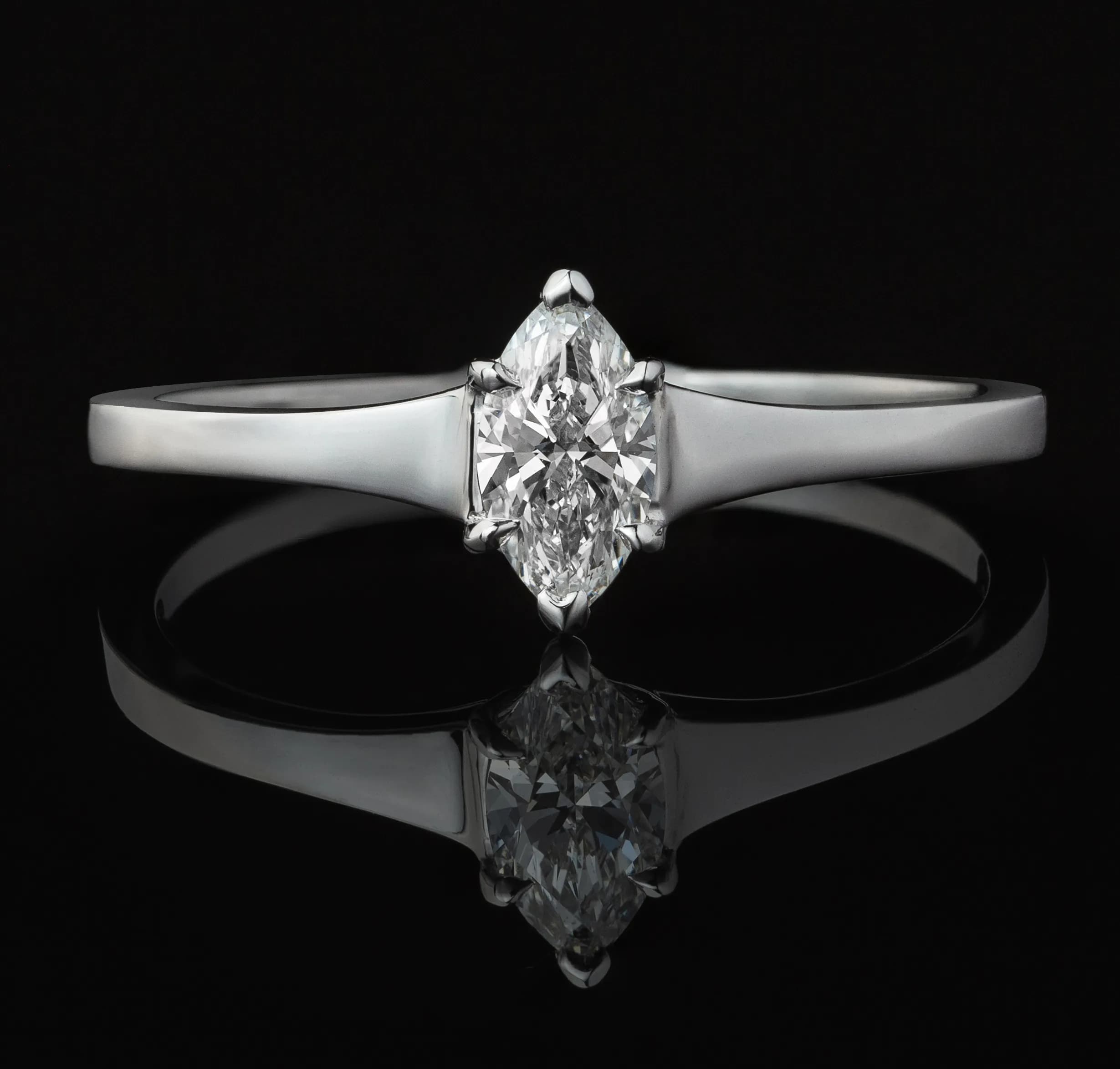 Каблучка "Солодкі вуста" з діамантом огранування маркіз з білого золота 18k GIA