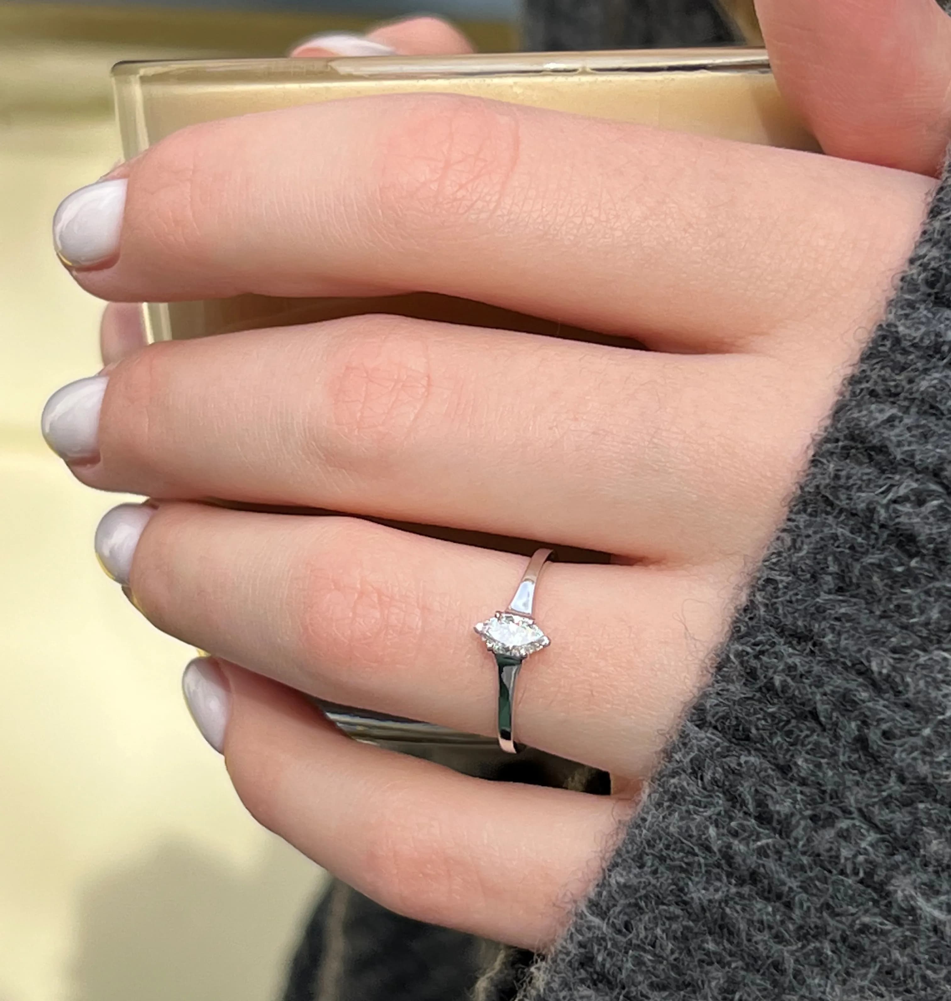 Каблучка "Солодкі вуста" з діамантом огранування маркіз з білого золота 18k GIA