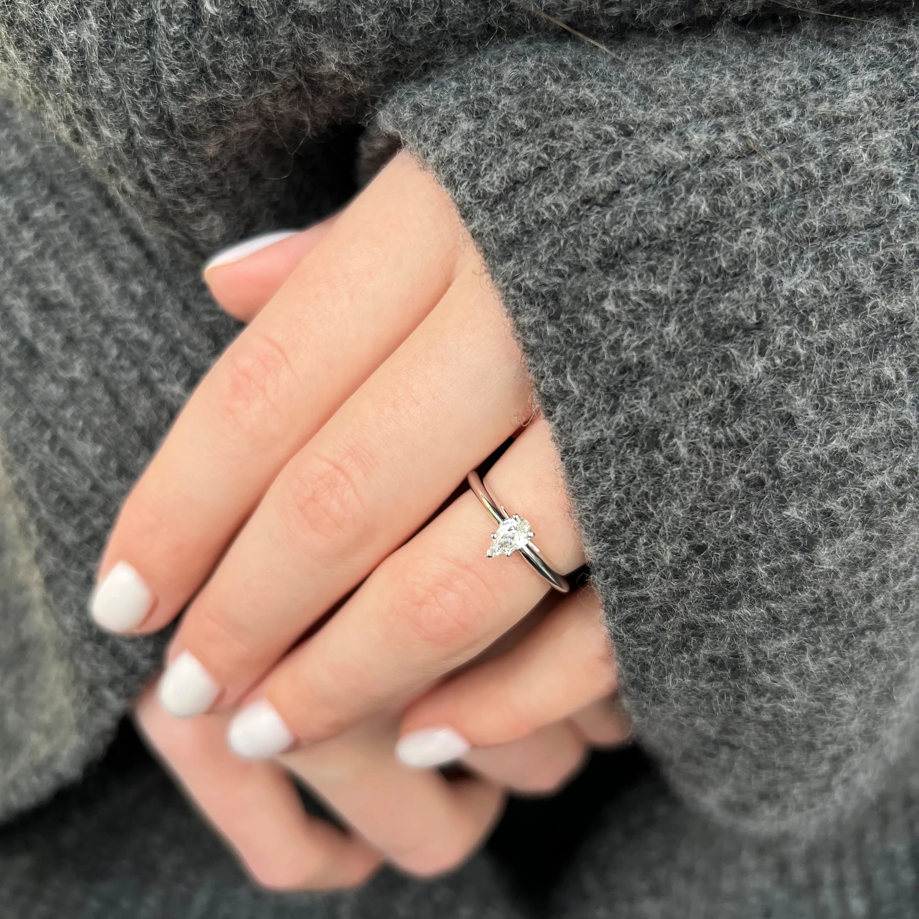 Каблучка "Персеїда" з діамантом огранування груша  з білого золота 18k GIA