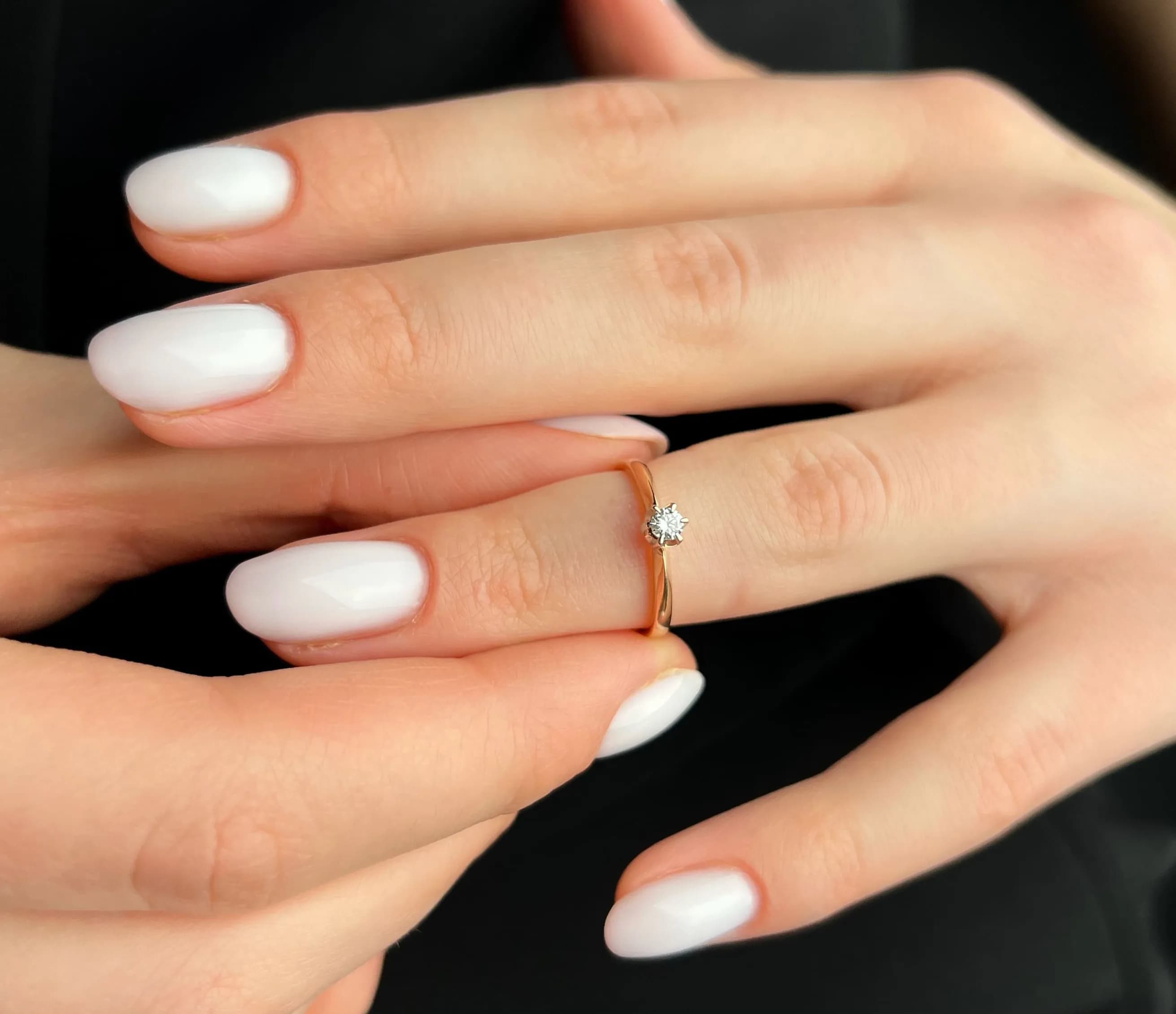 Каблучка з діамантом з комбінованого золота 313-0296 (17,5)