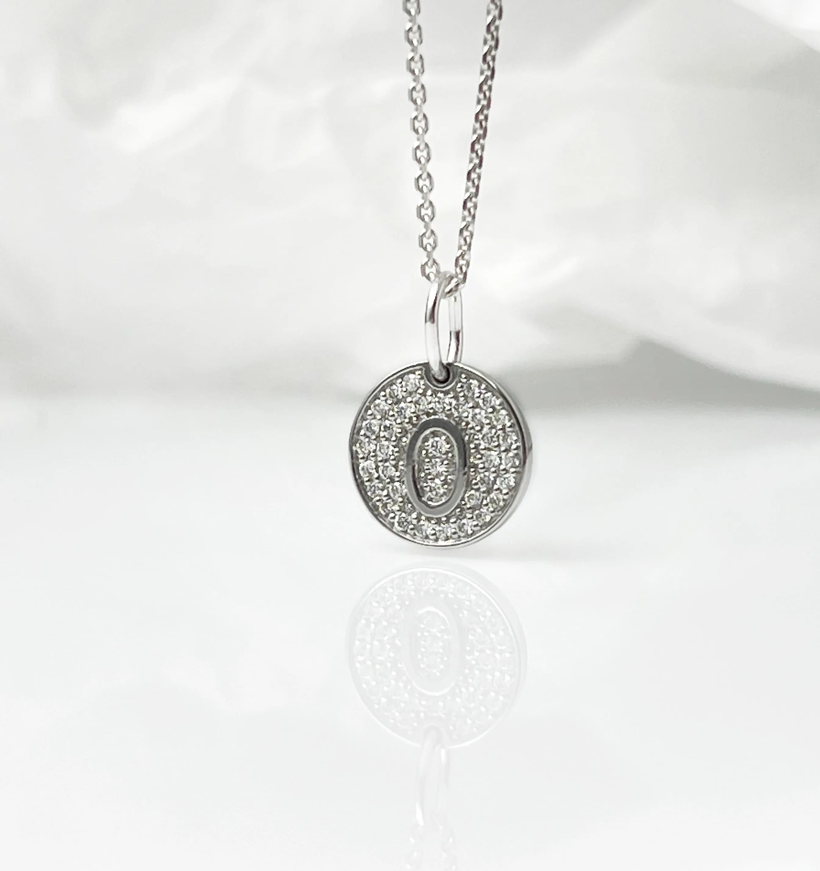 Підвіска з літерою "О" з діамантами з білого золота