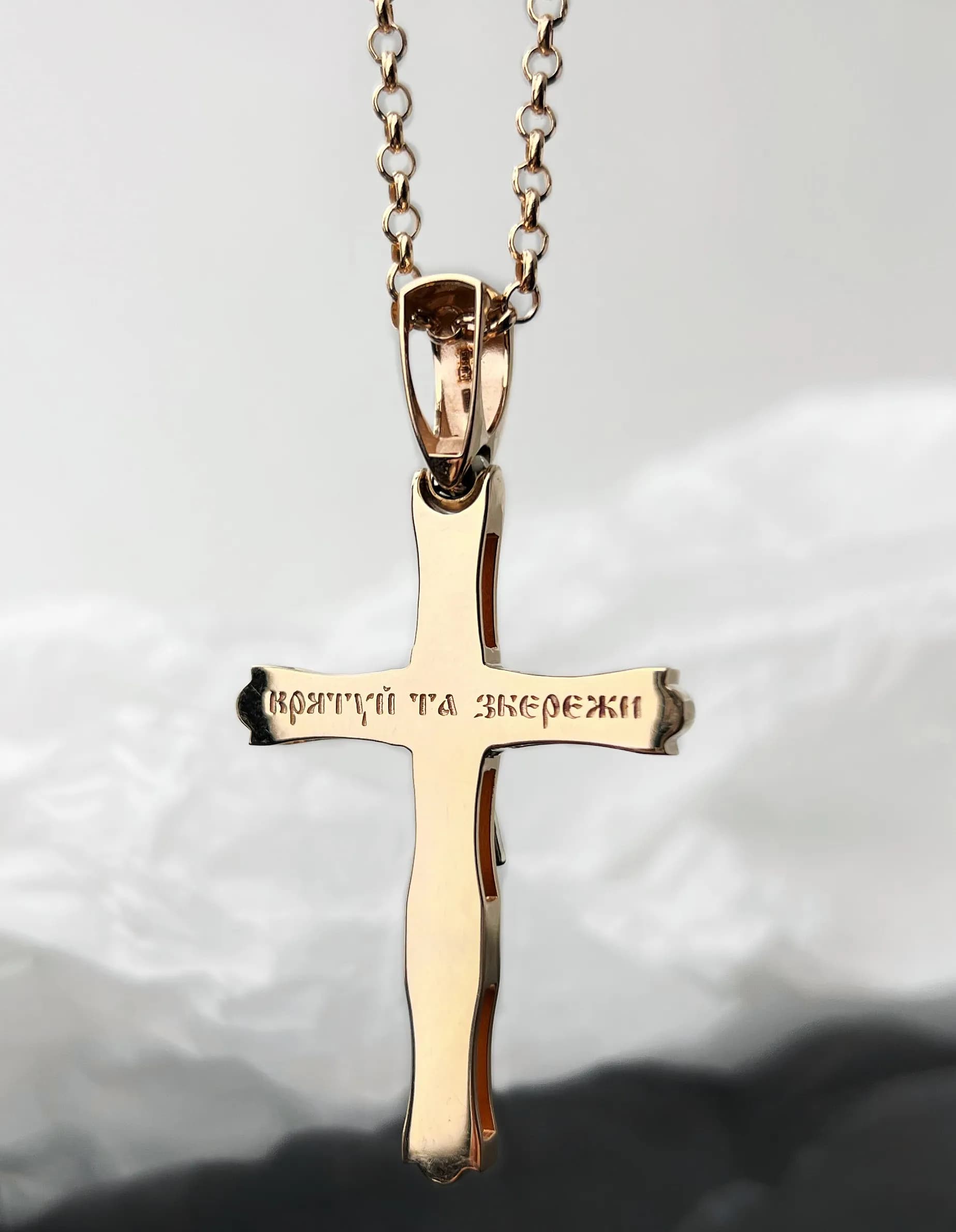 Хрестик з емаллю з комбінованого золота 305-0784,02