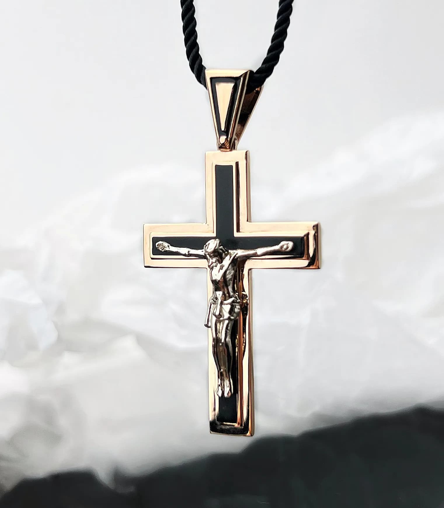 Хрестик з емаллю з комбінованого золота 305-0788