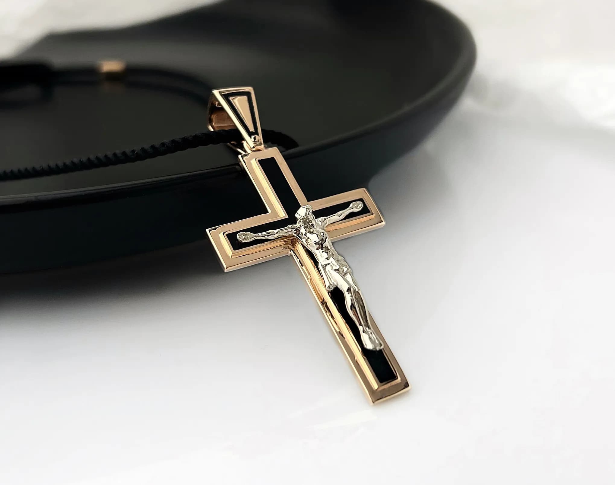 Хрестик з емаллю з комбінованого золота 305-0788