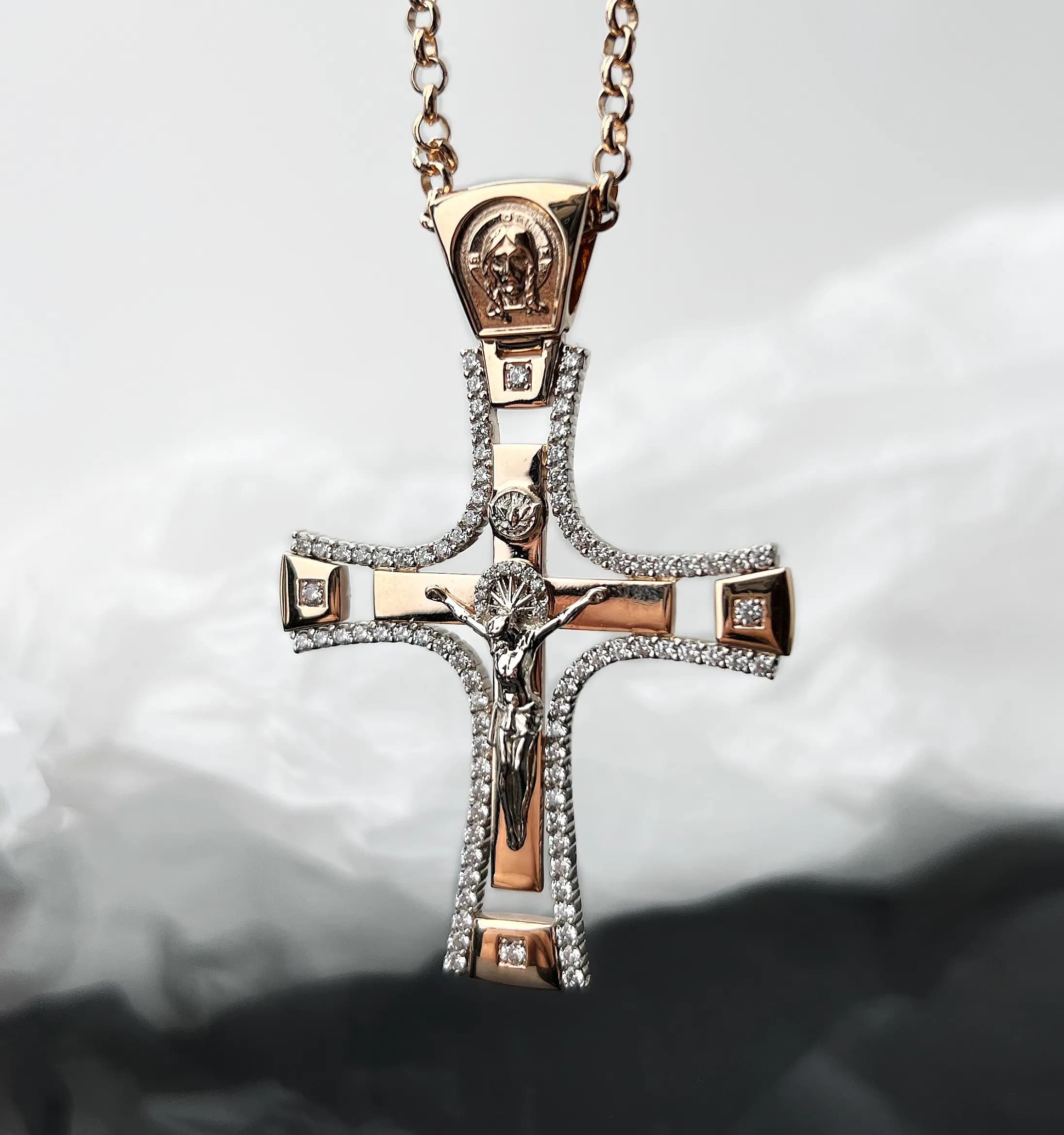 Хрестик "Due Gratis" з комбінованого золота 365-0776