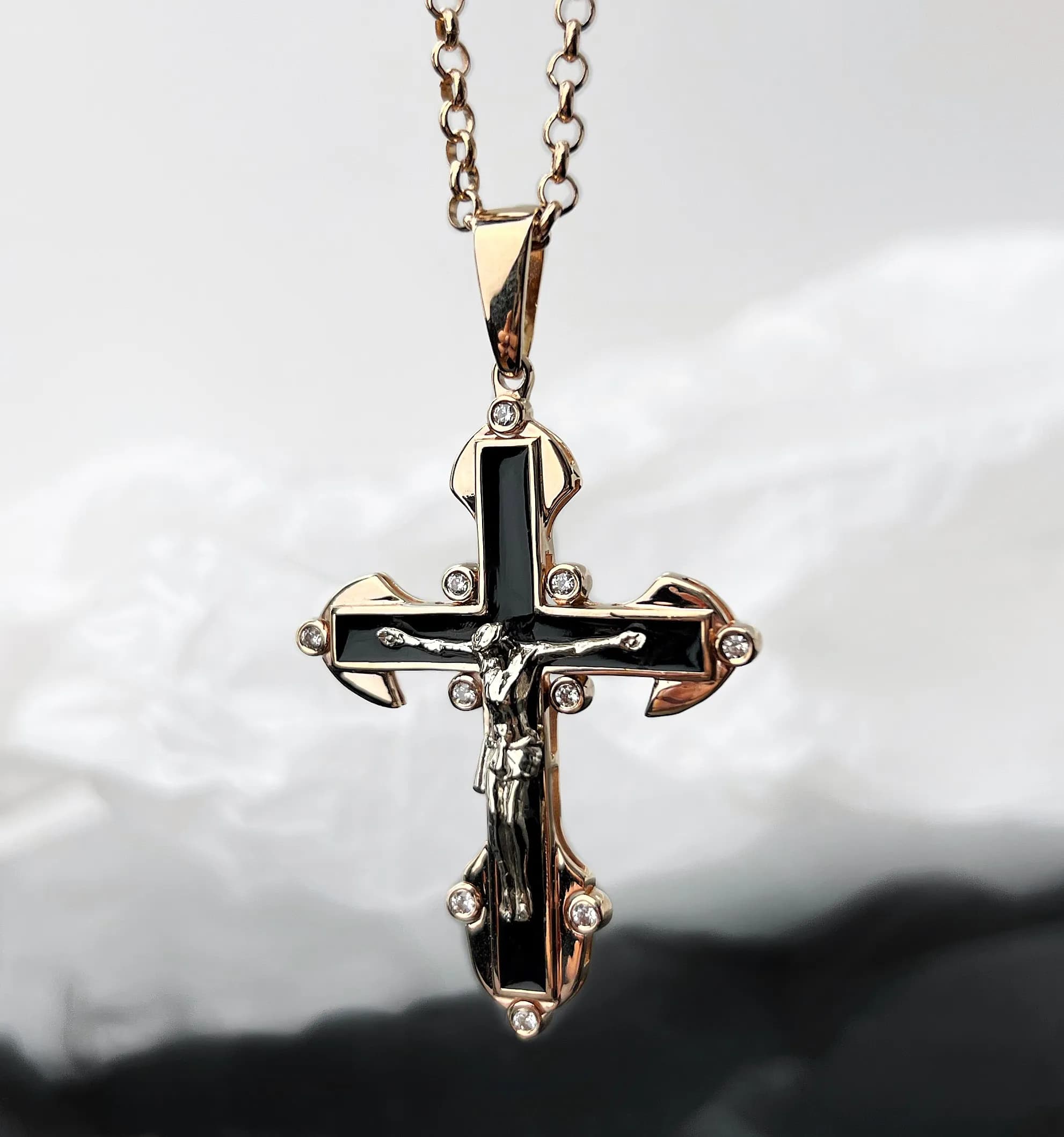 Хрестик з емаллю з комбінованого золота 365-0783