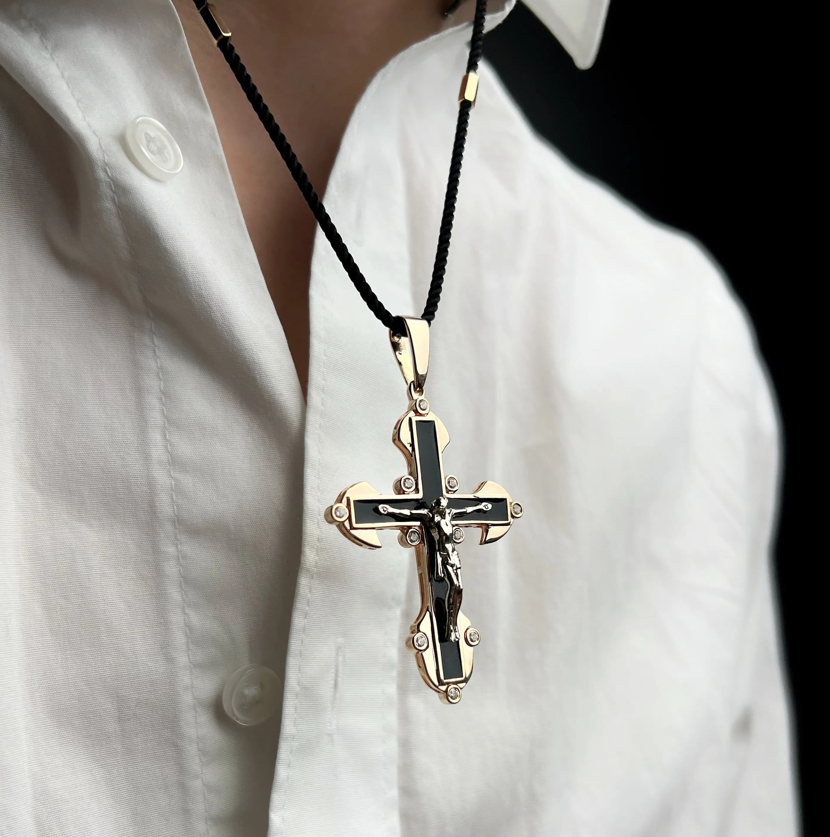 Хрестик з емаллю з комбінованого золота 365-0783