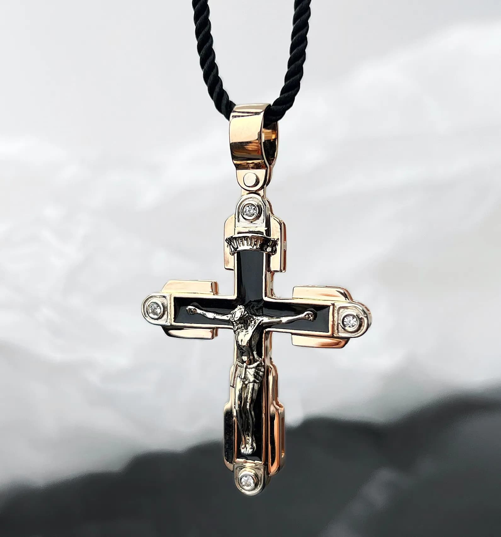 Хрестик з емаллю з комбінованого золота 365-0785