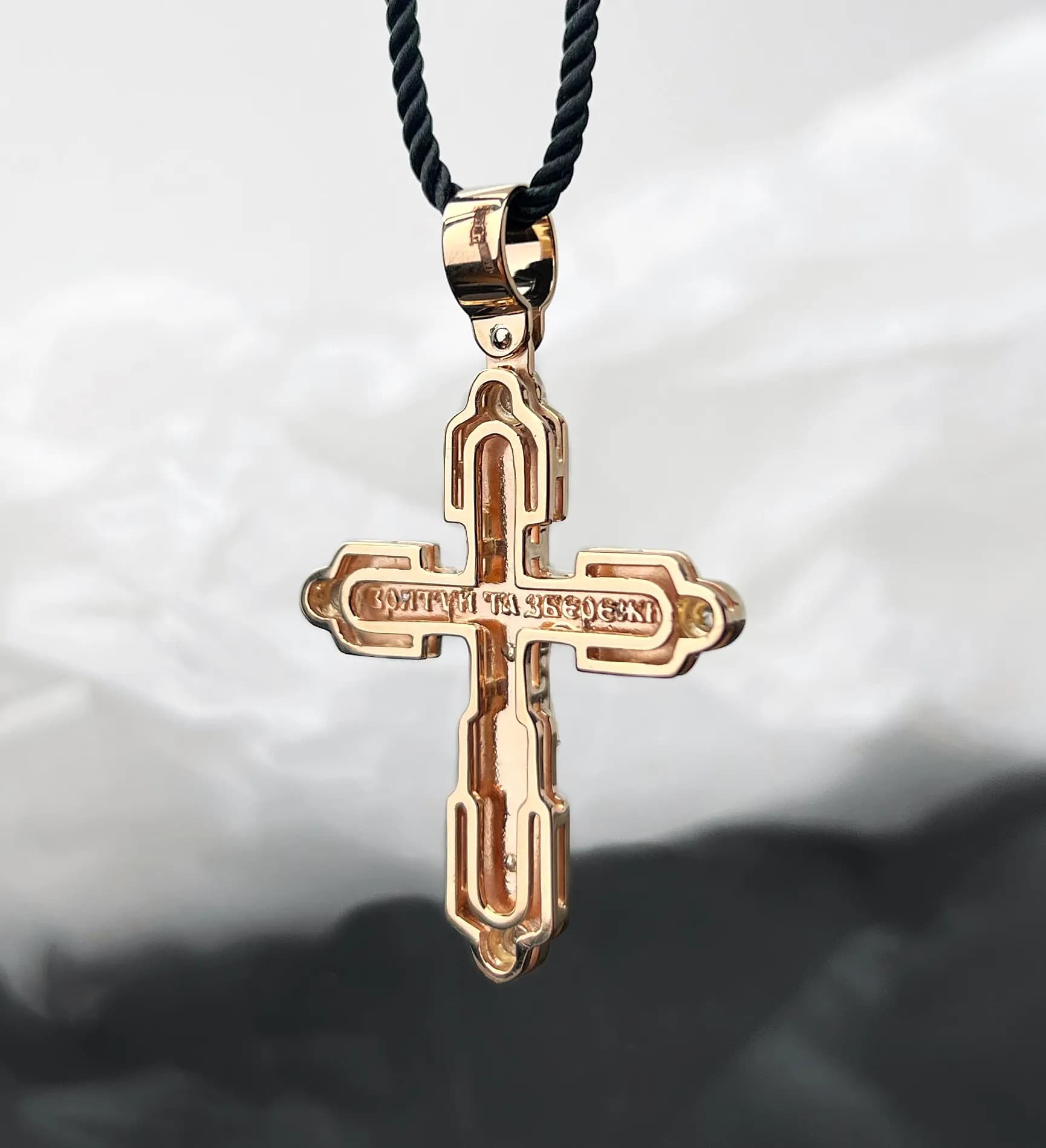 Хрестик з емаллю з комбінованого золота 365-0785