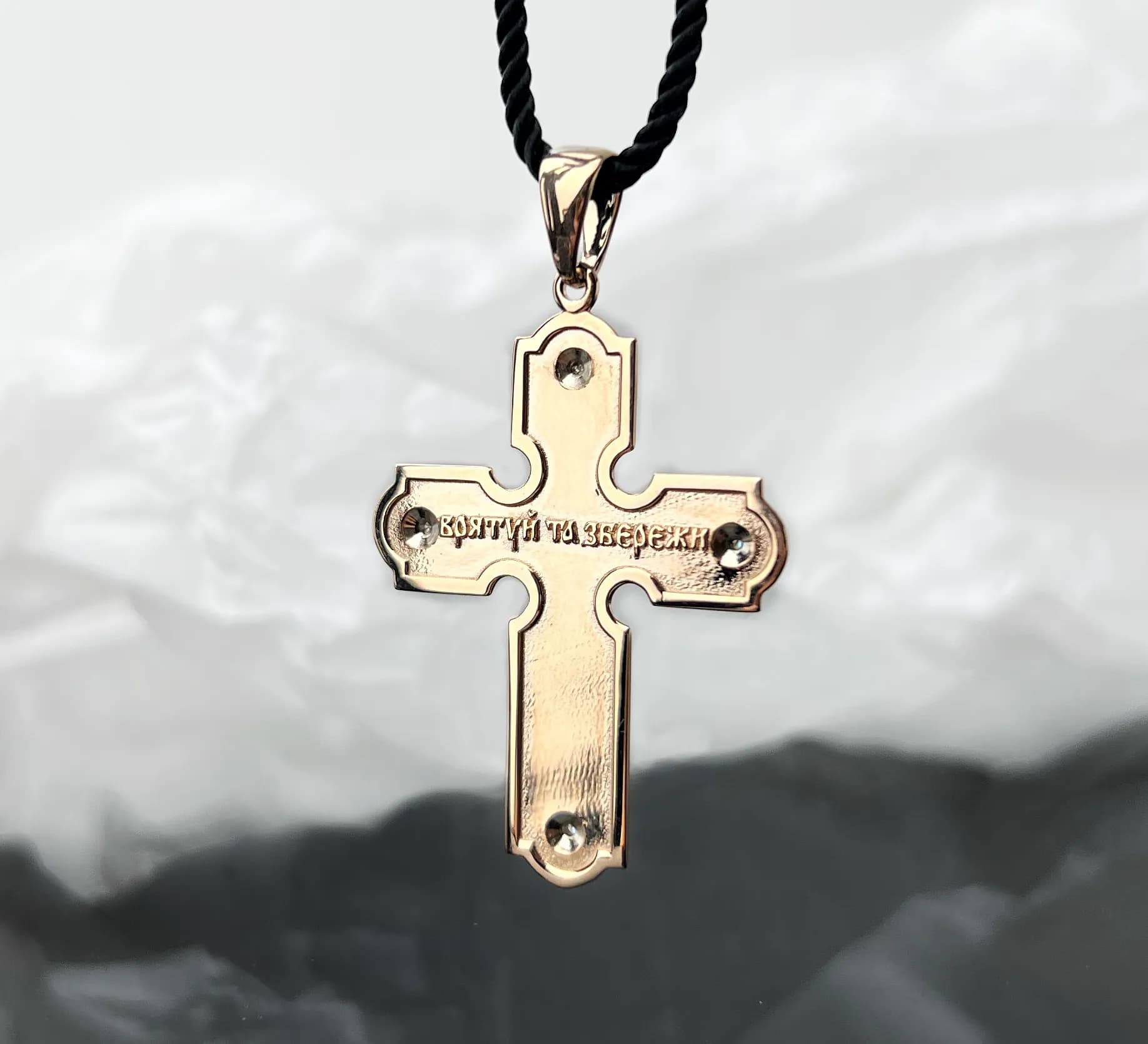 Хрестик з емаллю з комбінованого золота 365-0787