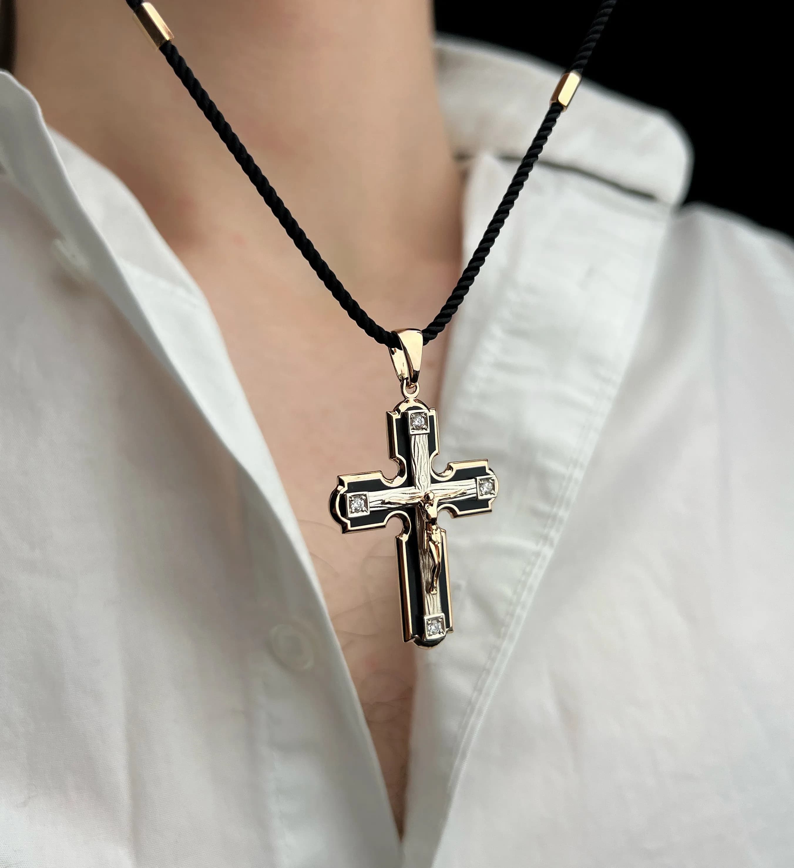 Хрестик з емаллю з комбінованого золота 365-0787