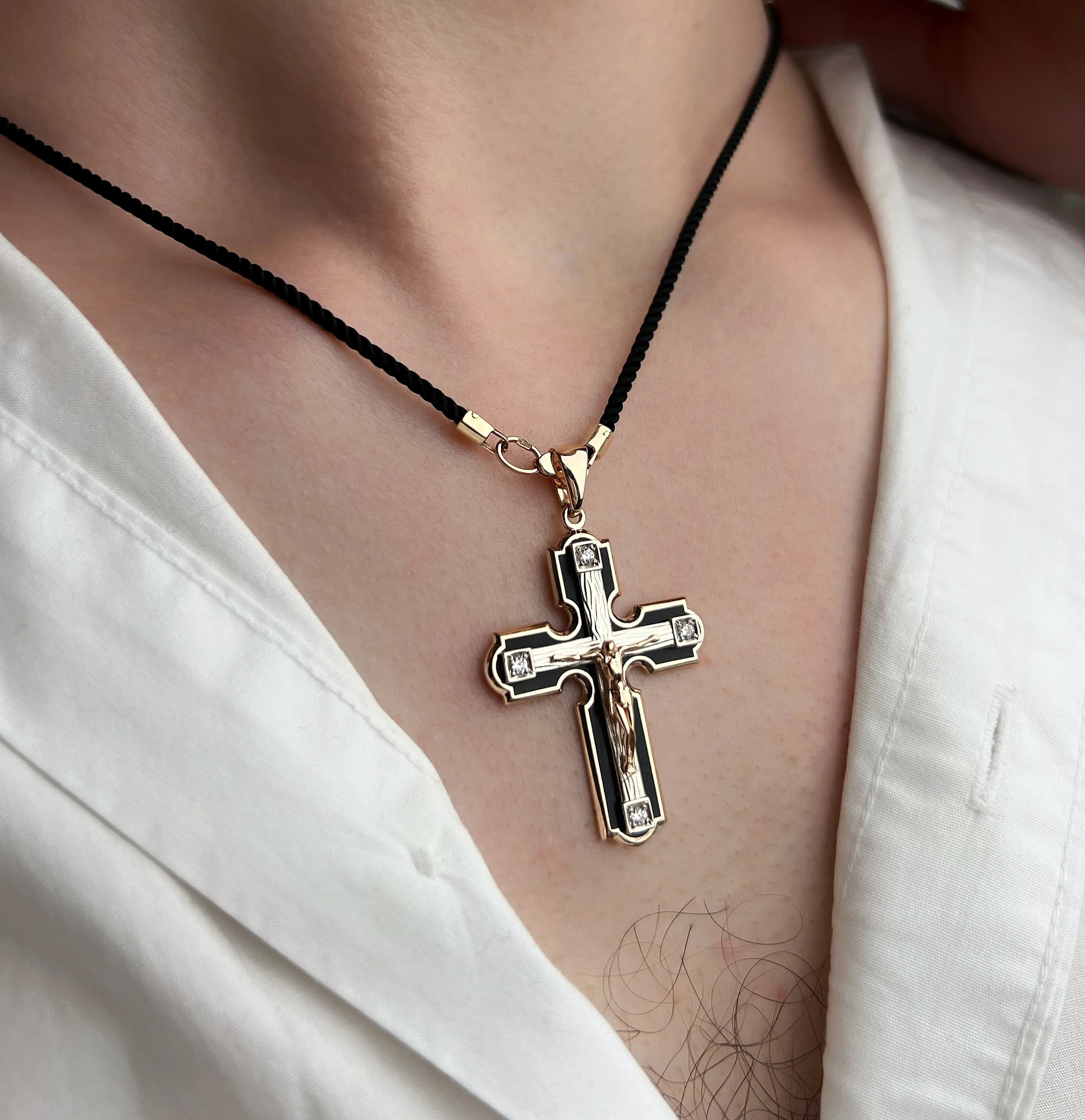 Хрестик з емаллю з комбінованого золота 365-0787