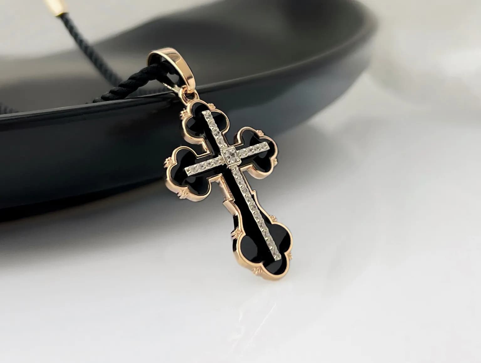 Хрестик з емаллю з комбінованого золота 365-0789