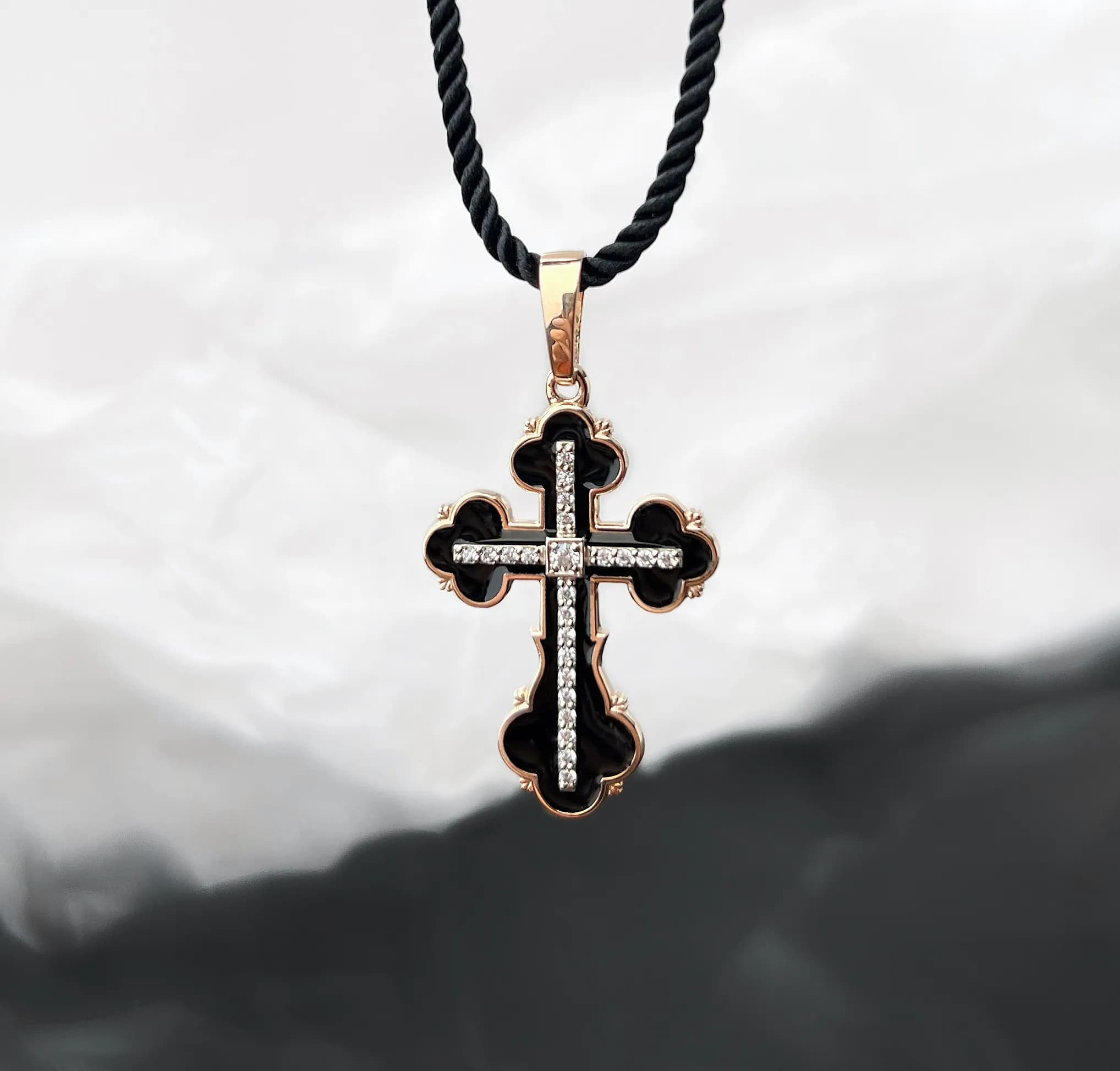 Хрестик з емаллю з комбінованого золота 365-0789