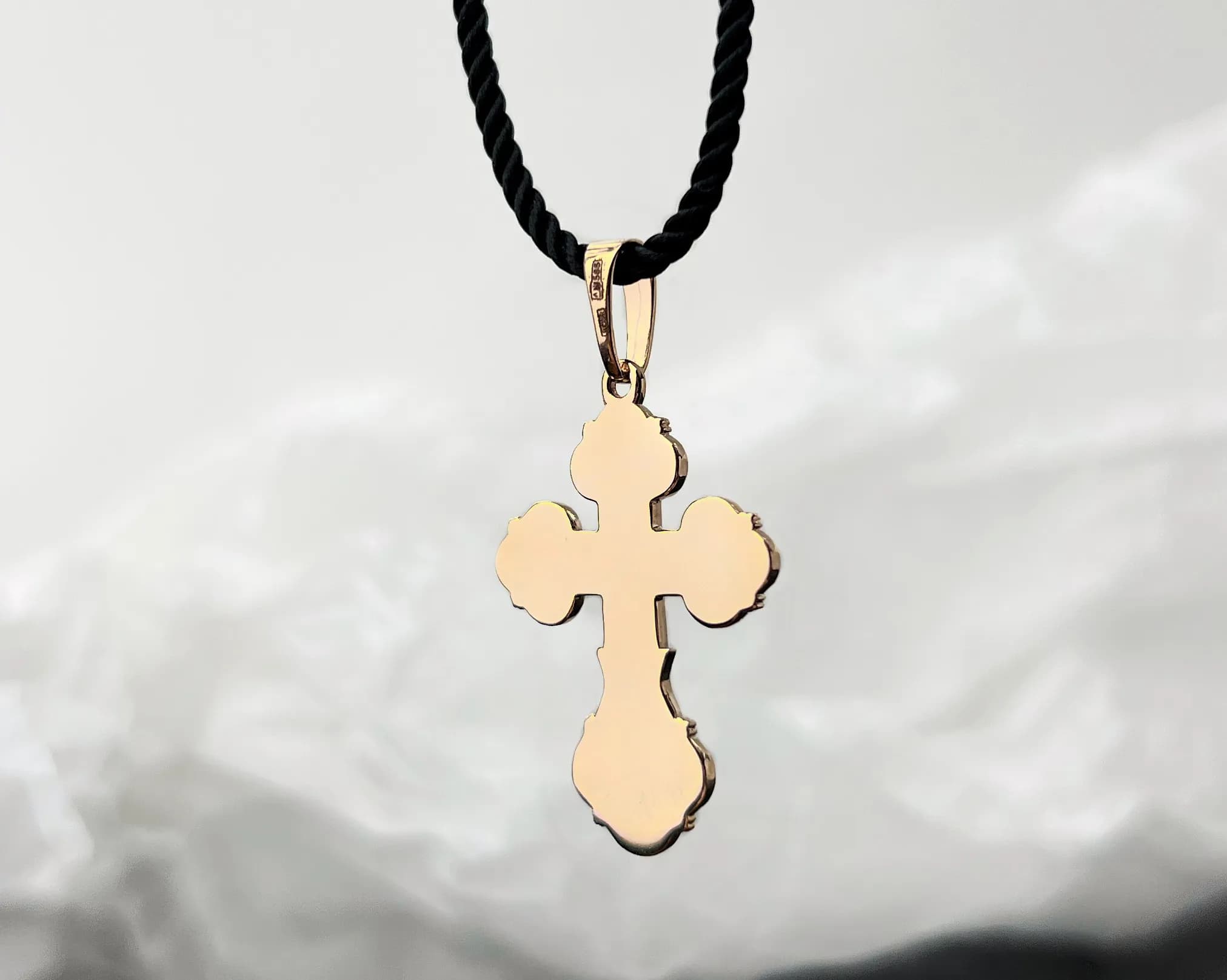 Хрестик з емаллю з комбінованого золота 365-0789