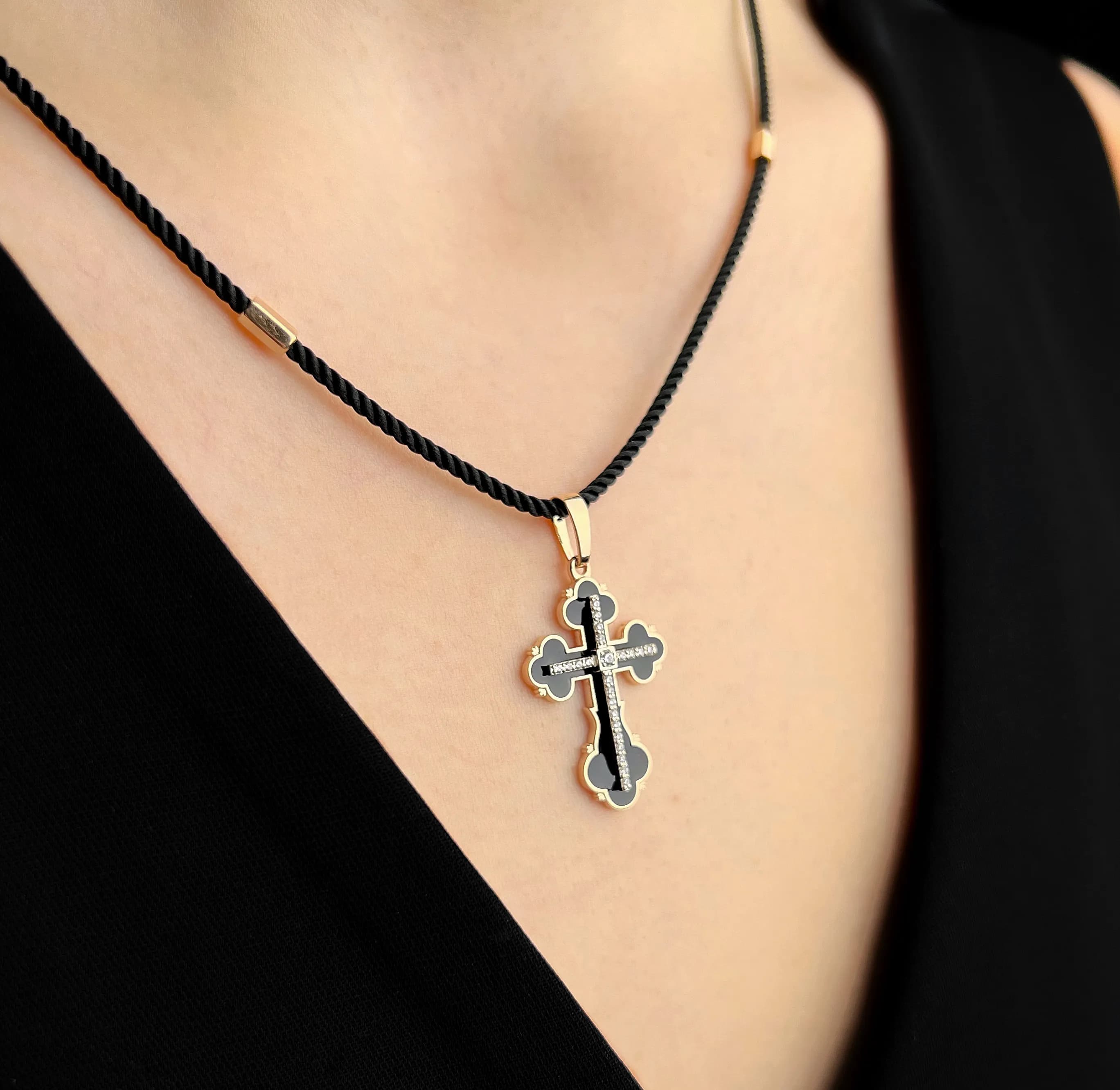 Хрестик з емаллю з комбінованого золота 365-0789