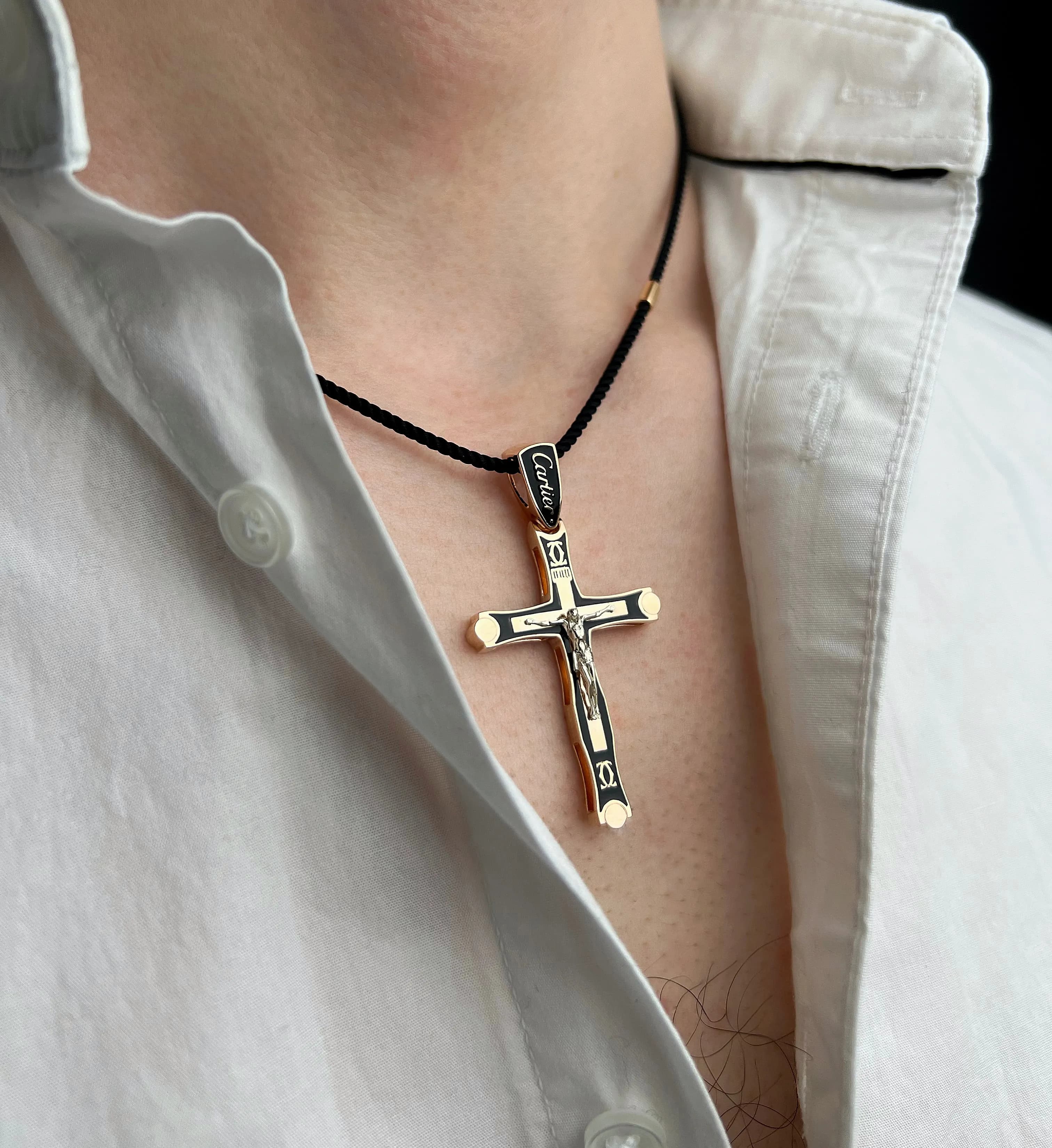 Хрестик  з емаллю з комбінованого золота 305-0784,01