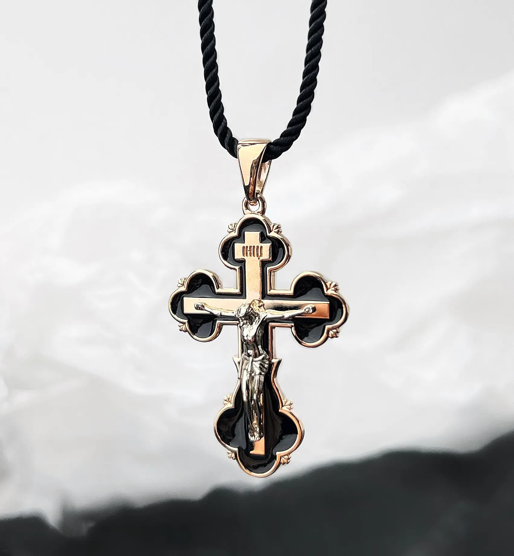 Хрестик з емаллю з комбінованого золота 305-0790