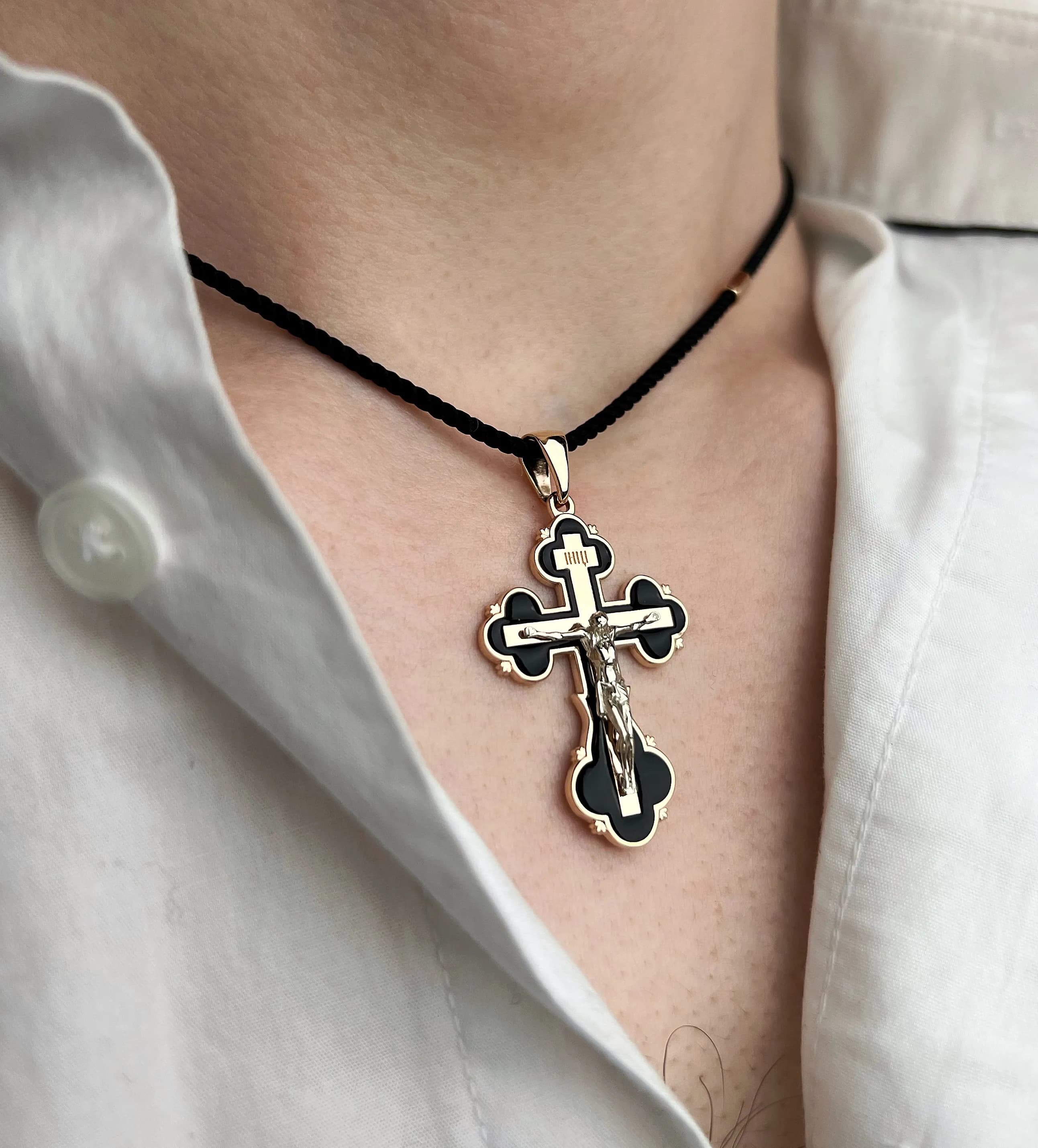 Хрестик з емаллю з комбінованого золота 305-0790