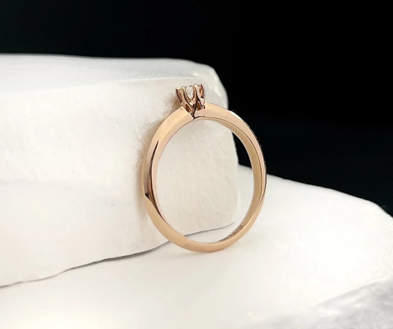 Каблучка з діамантом "Diamond`s forever" з червоного золота 113-0379/3.0 (15,5)